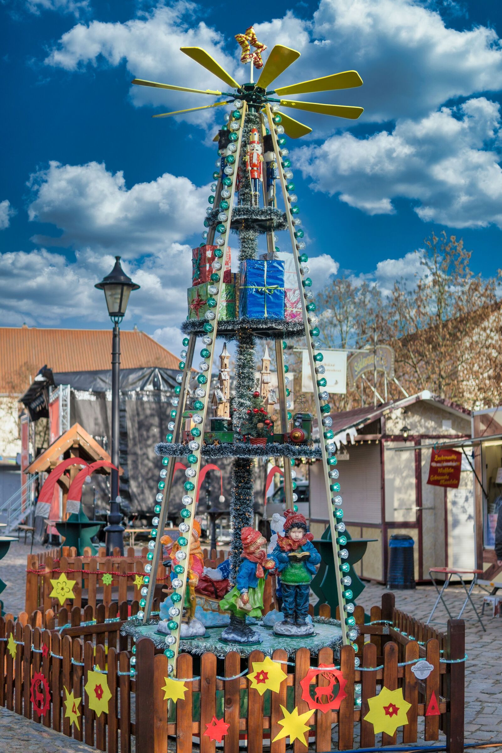 30mm F1.4 DC DN | Contemporary 016 sample photo. Christmas, pyramid, figures photography