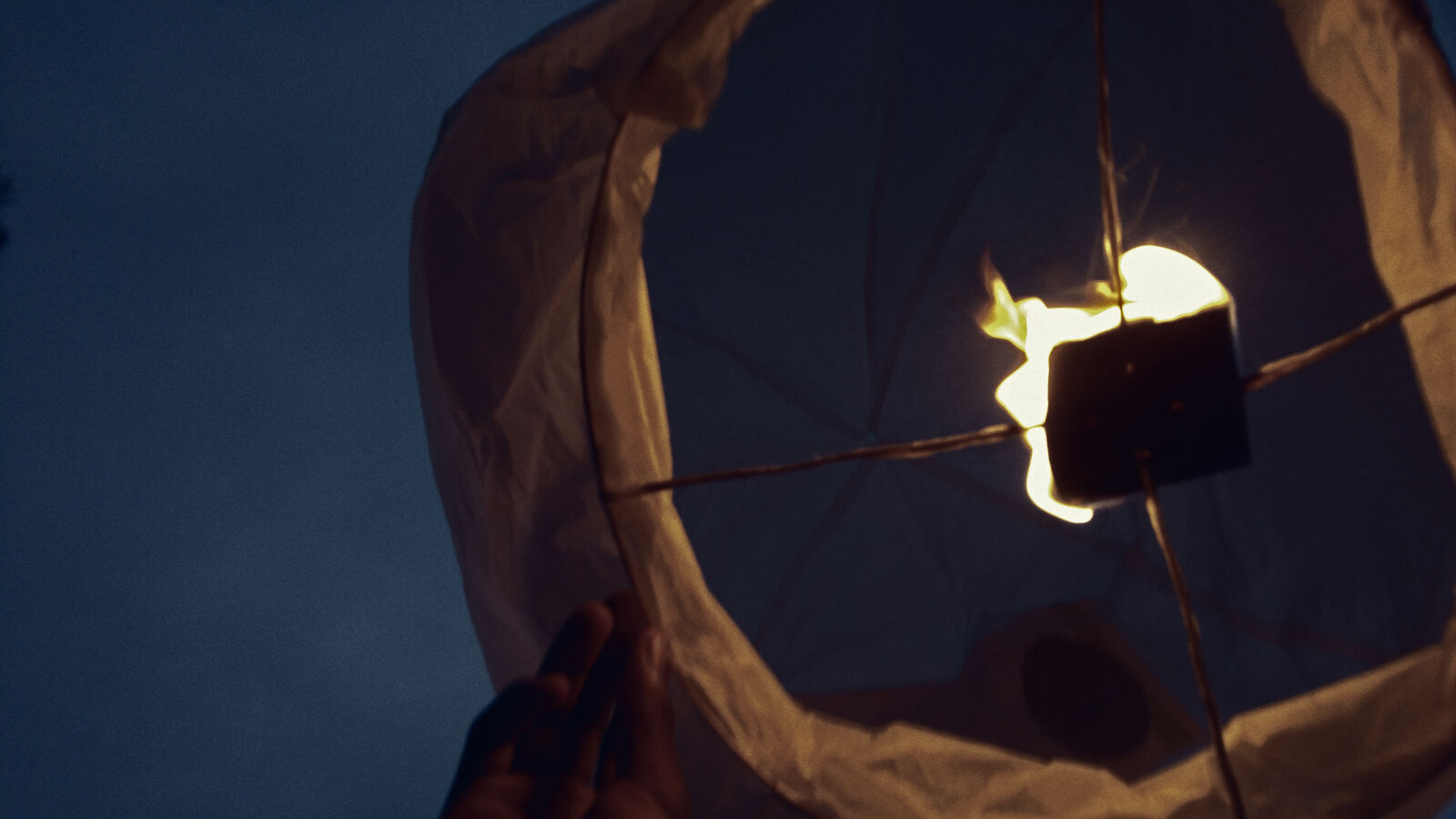 LG G4 sample photo. Flame, lantern, love, night photography