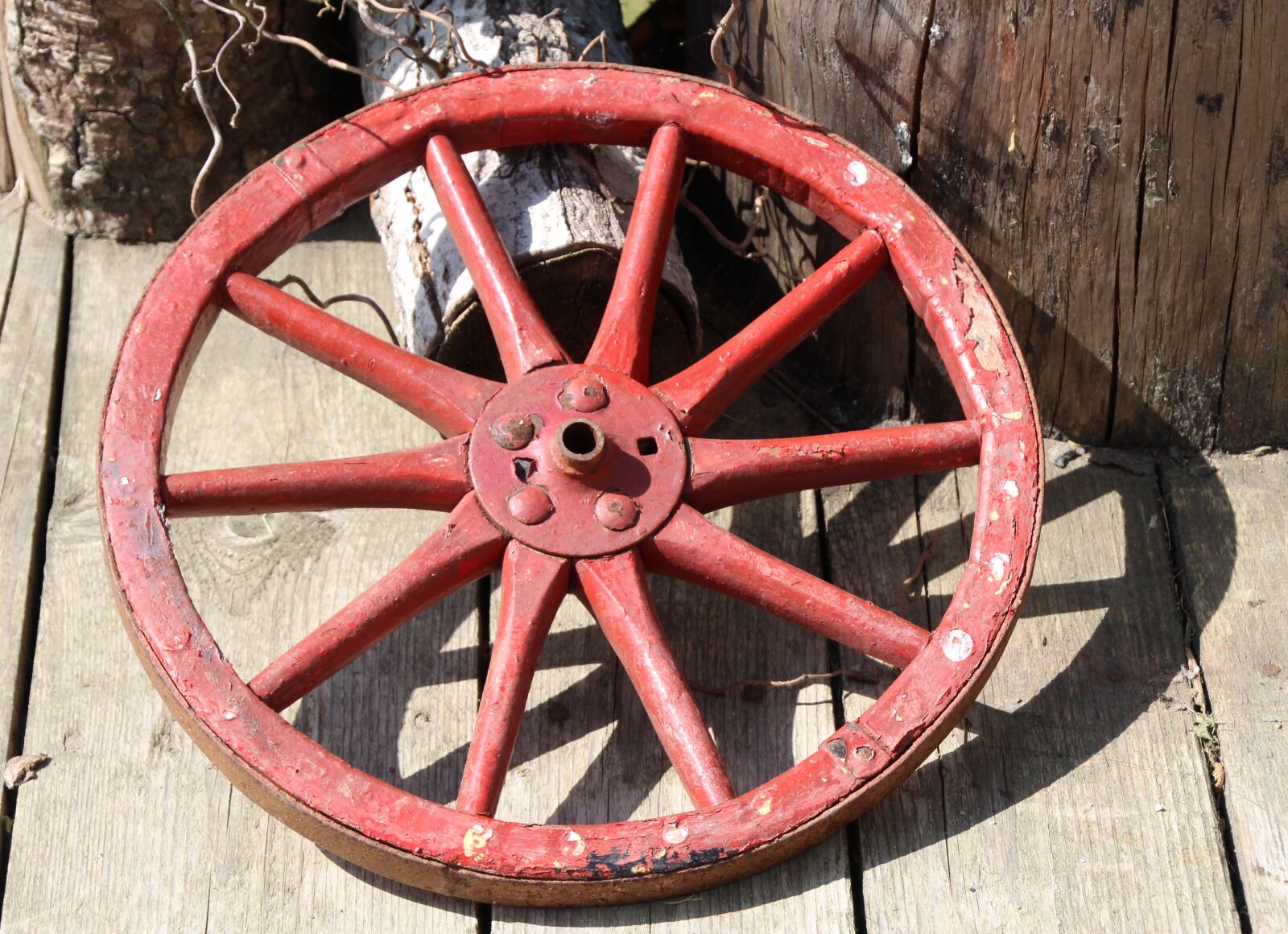 Canon EOS 1200D (EOS Rebel T5 / EOS Kiss X70 / EOS Hi) sample photo. Wagon wheel, red, wooden photography