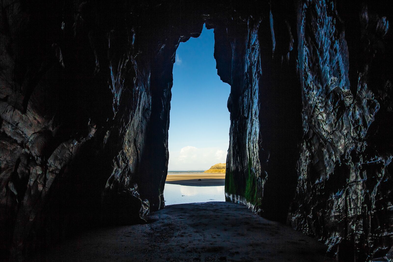 Canon EF-S 10-22mm F3.5-4.5 USM sample photo. Sea cave, the hole photography