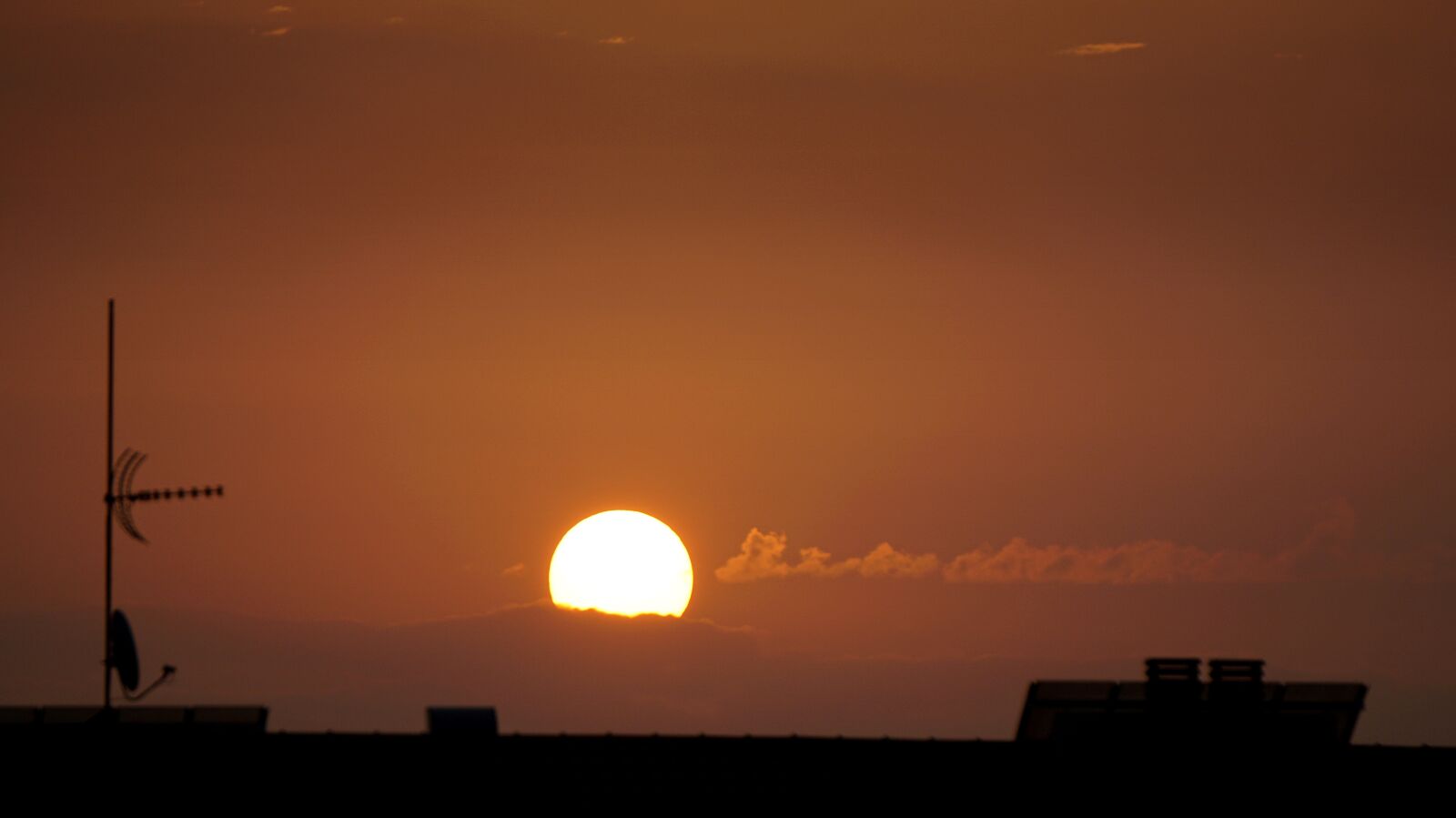 Sony E 55-210mm F4.5-6.3 OSS sample photo. Sun, dawn, horizon photography