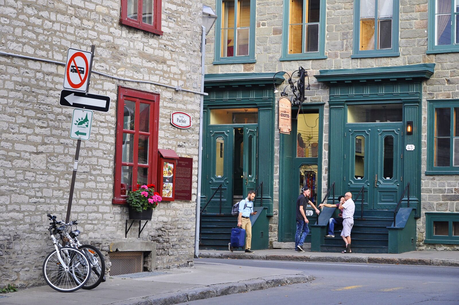Nikon D5000 sample photo. Quebec, street, quaint photography