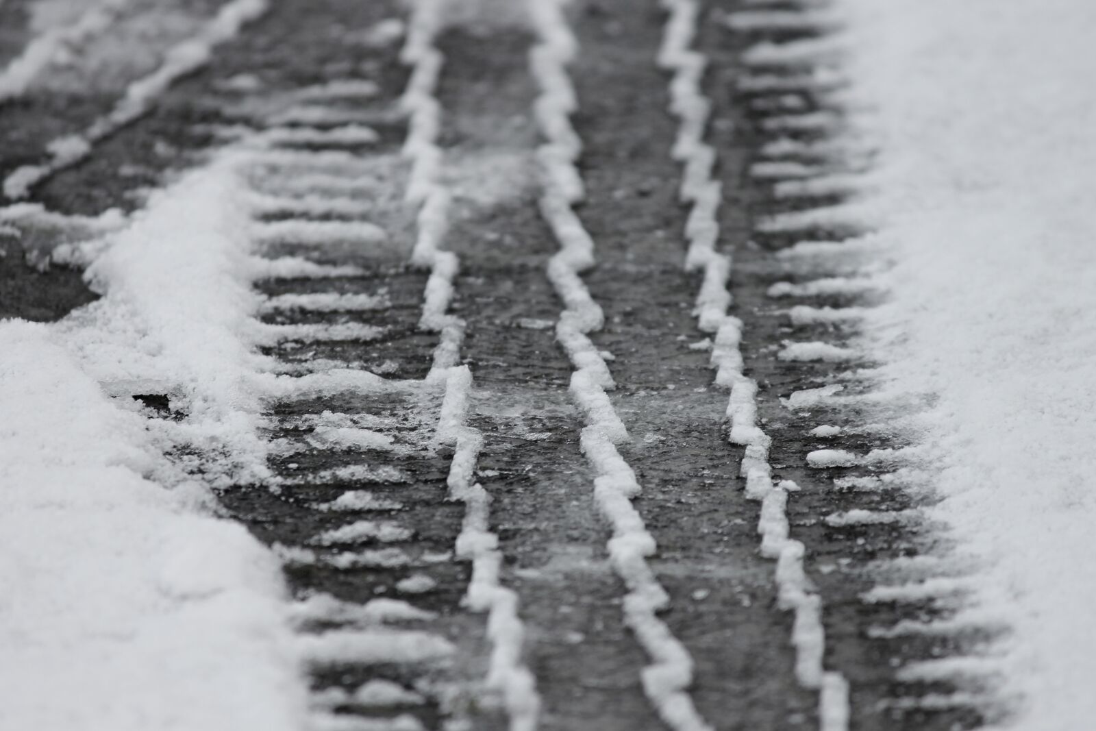 Canon EOS 1100D (EOS Rebel T3 / EOS Kiss X50) sample photo. Tire tracks, snow, mature photography