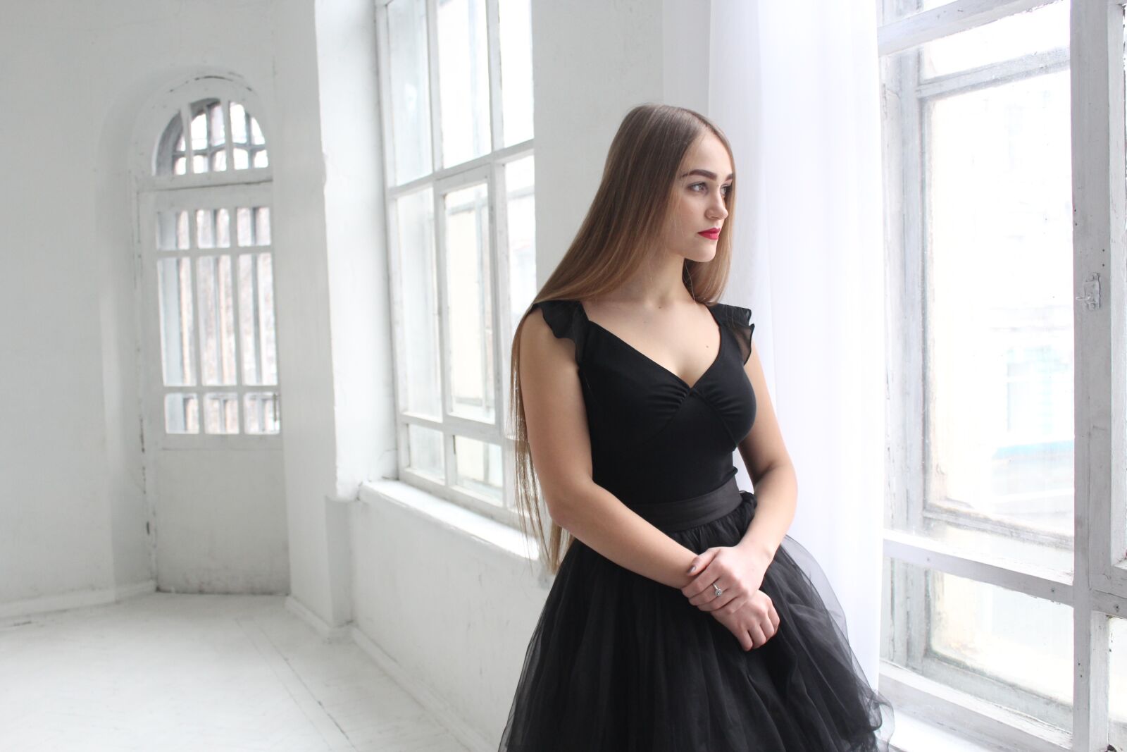 Canon EOS 1200D (EOS Rebel T5 / EOS Kiss X70 / EOS Hi) sample photo. Girl, white hall, window photography