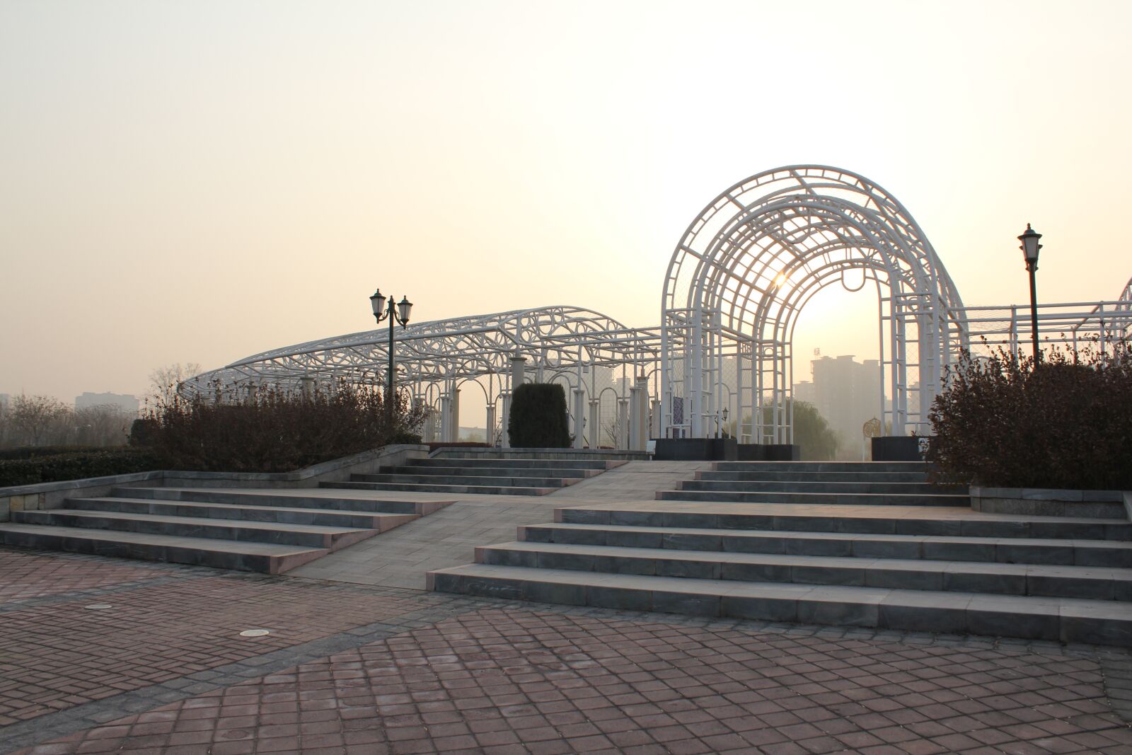 Canon EOS 550D (EOS Rebel T2i / EOS Kiss X4) sample photo. Building, stairs, white building photography