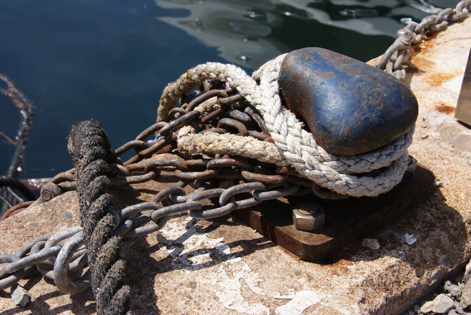 Sony Alpha DSLR-A300 sample photo. Ropes, quay, necklace photography