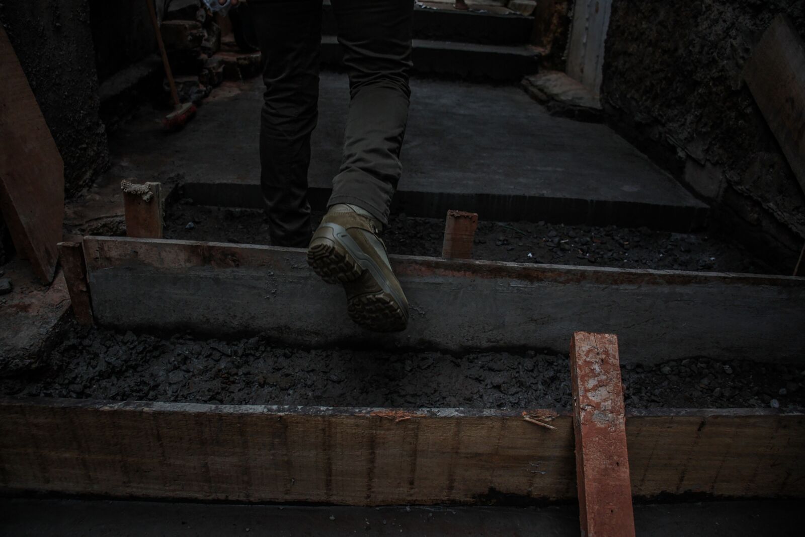 Canon EOS 450D (EOS Rebel XSi / EOS Kiss X2) sample photo. Work, boots, cement photography
