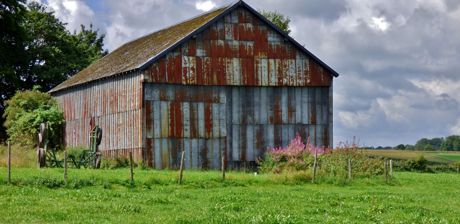 Panasonic DMC-FZ72 sample photo. Barn, pilot, metal photography