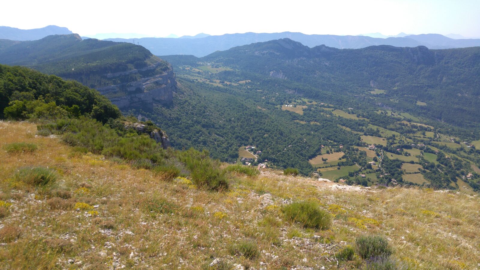 LG G4 sample photo. Haute provence, sisteron, panorama photography