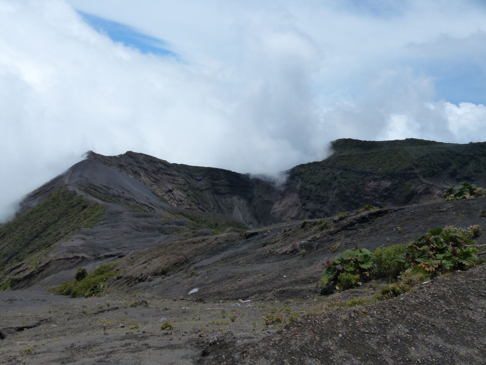 Panasonic Lumix DMC-FZ200 sample photo. Volcano, irazú, crater photography