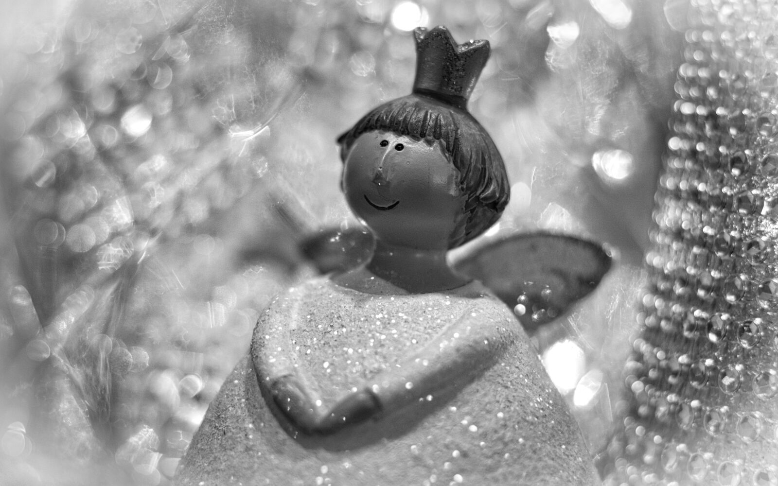 Canon EOS 200D (EOS Rebel SL2 / EOS Kiss X9) + Canon EF 50mm F1.8 STM sample photo. Christmas card, angel, christmas photography