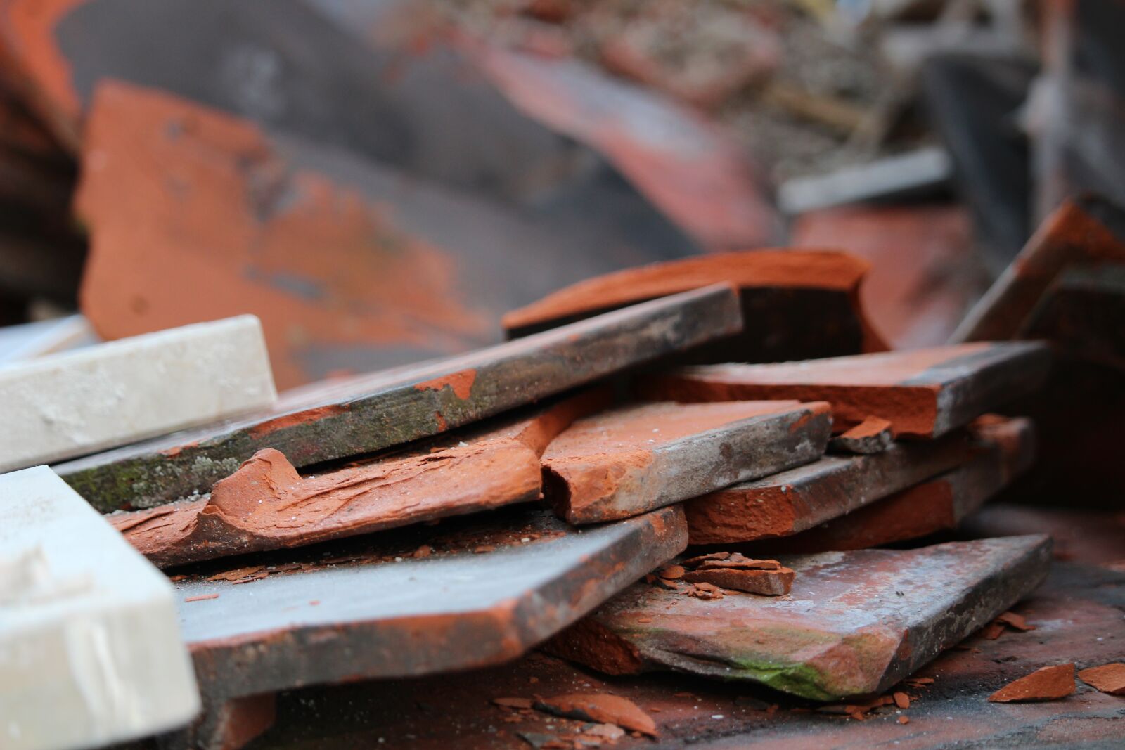 Canon EOS 1300D (EOS Rebel T6 / EOS Kiss X80) sample photo. Building rubble, brick, tile photography