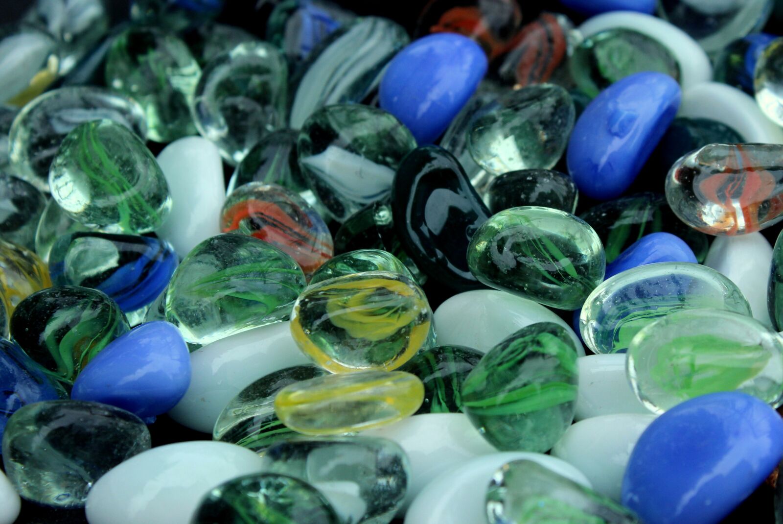 Canon EOS 1200D (EOS Rebel T5 / EOS Kiss X70 / EOS Hi) sample photo. Pebbles, glass, the stones photography