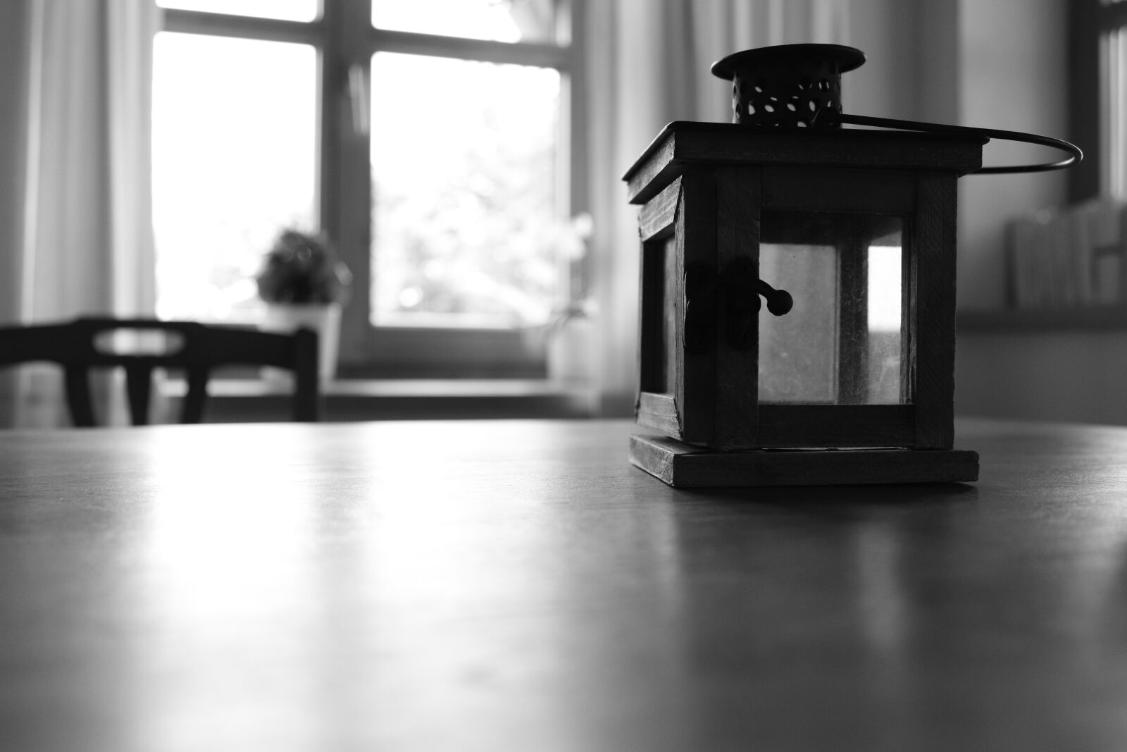 Canon EOS 200D (EOS Rebel SL2 / EOS Kiss X9) sample photo. Candle, black white, light photography