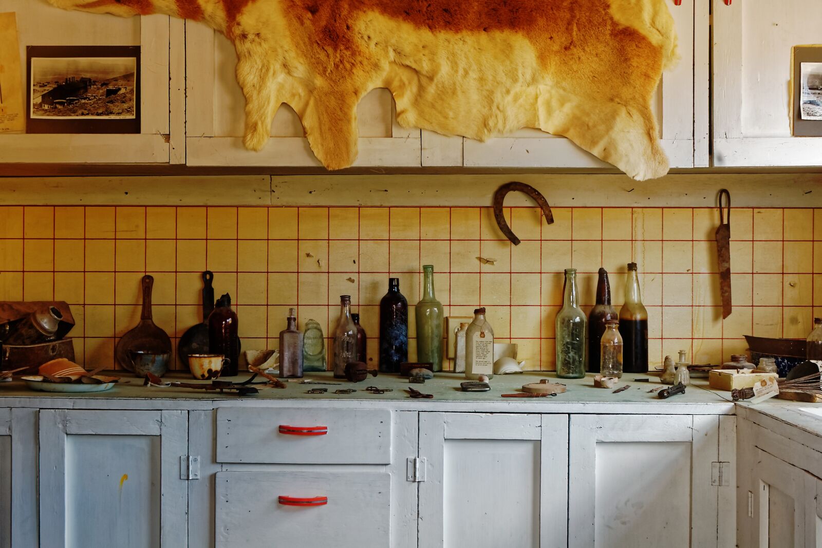 Nikon D50 sample photo. Inside, house, ghost town photography