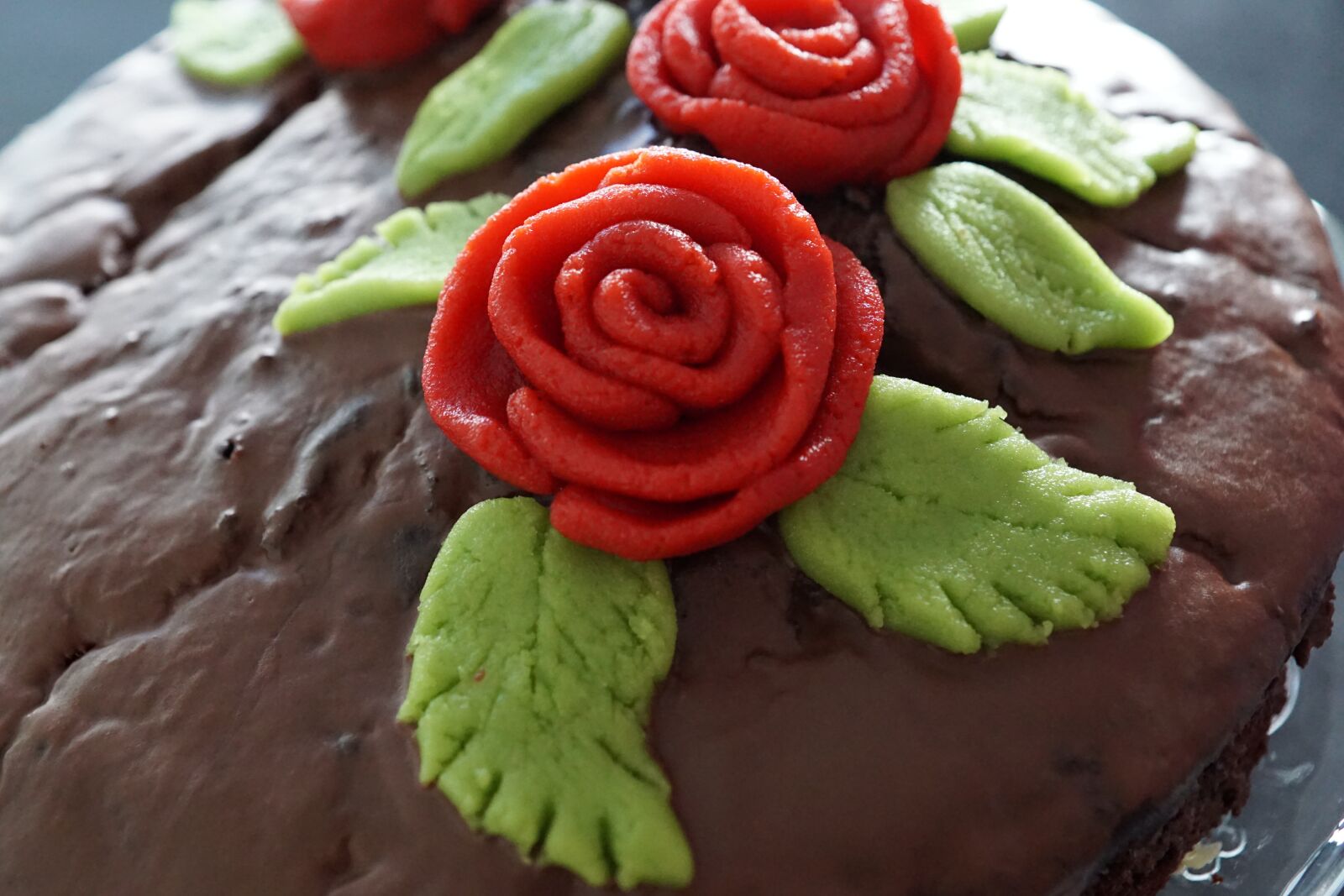 Sony ILCA-77M2 + Sony DT 16-50mm F2.8 SSM sample photo. Cake, delicious, roses photography