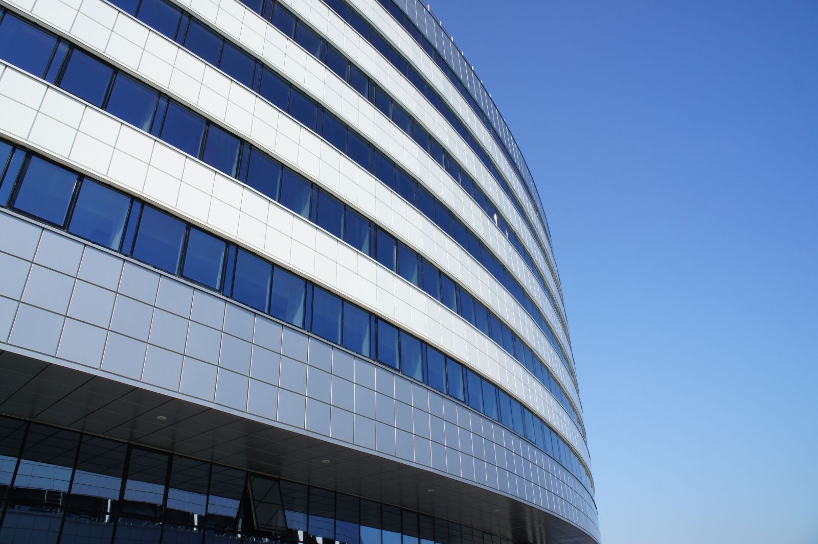 Sony Alpha NEX-3 + Sony E 18-55mm F3.5-5.6 OSS sample photo. Architecture, blue, minsk photography