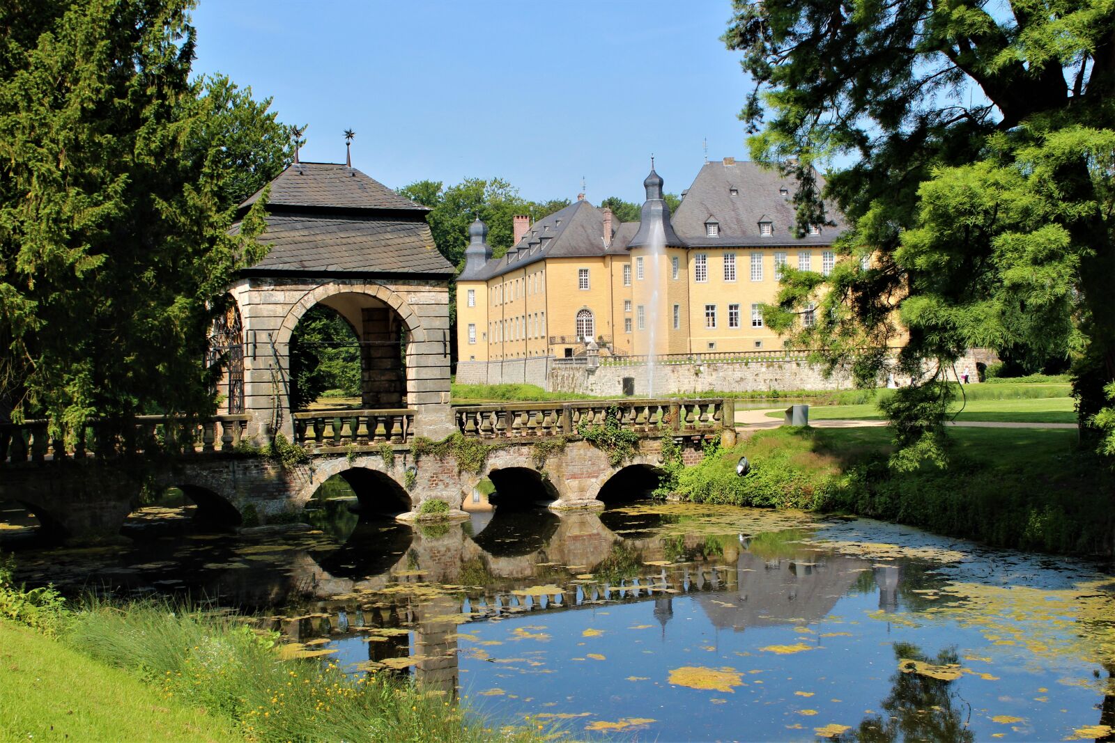 Canon EOS 600D (Rebel EOS T3i / EOS Kiss X5) sample photo. Bridge, palace, pond photography