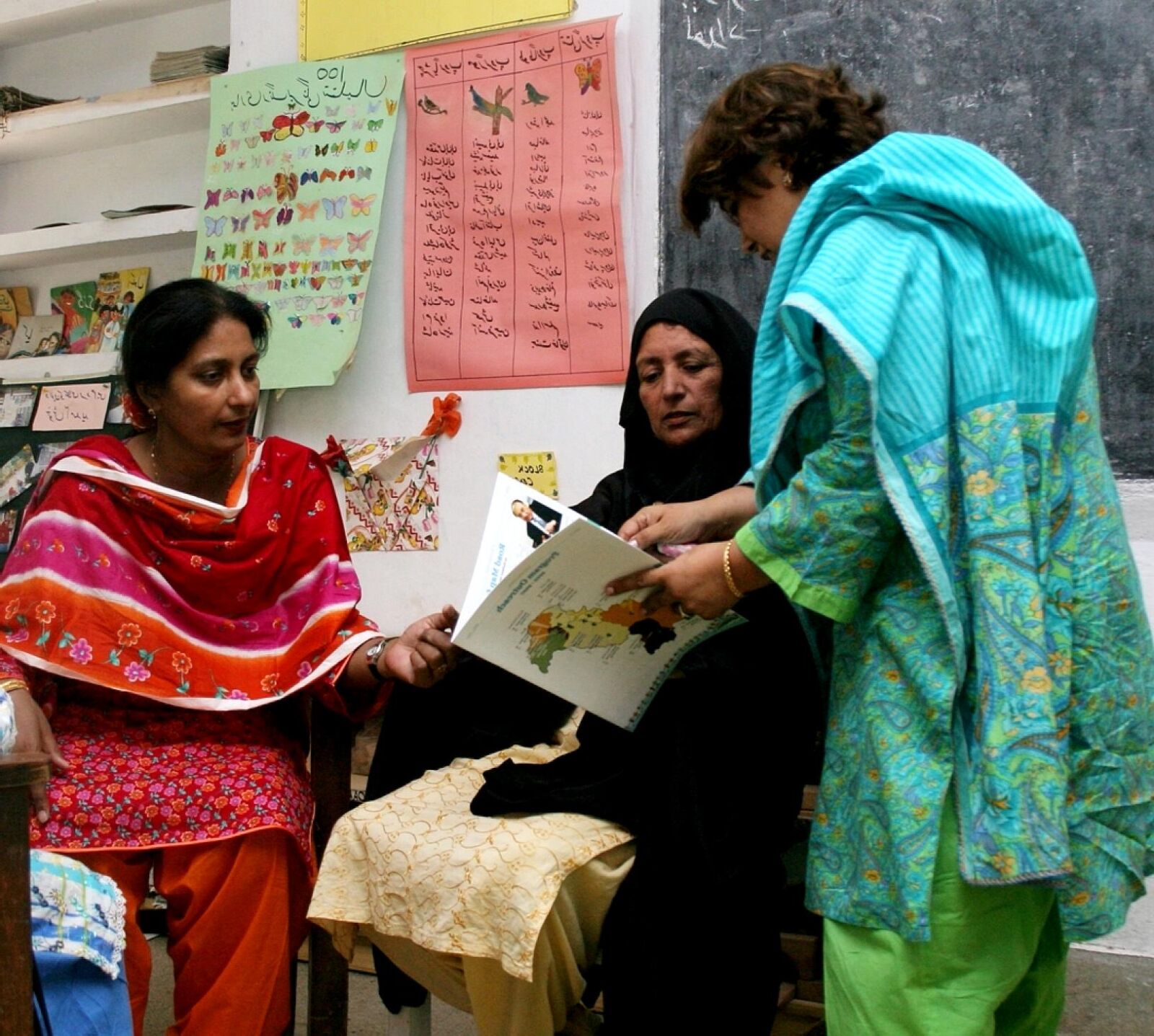 Canon EOS 20D sample photo. Pakistani, families, learn, read photography