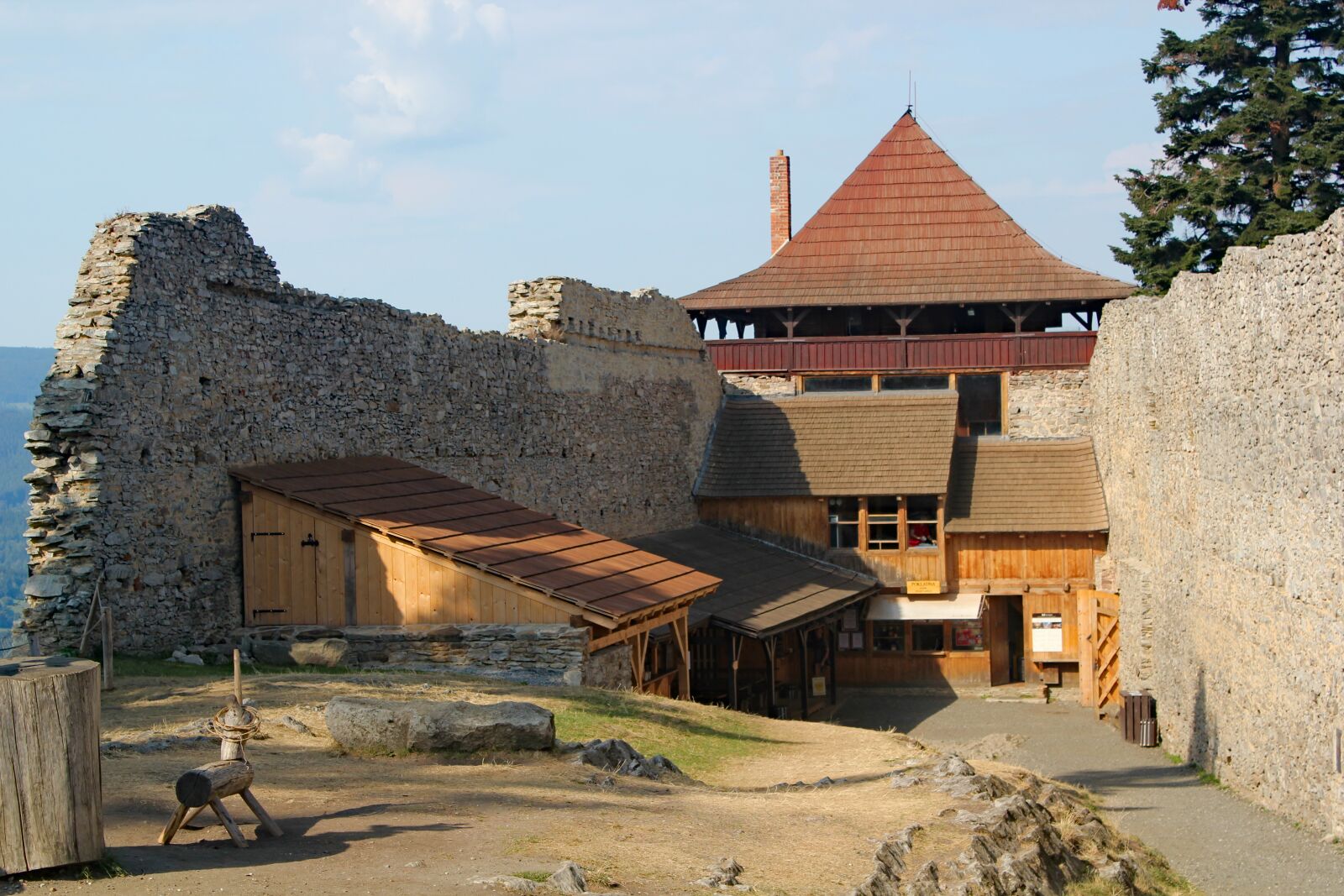 Canon EOS 550D (EOS Rebel T2i / EOS Kiss X4) sample photo. Castle, kašperk, courtyard photography
