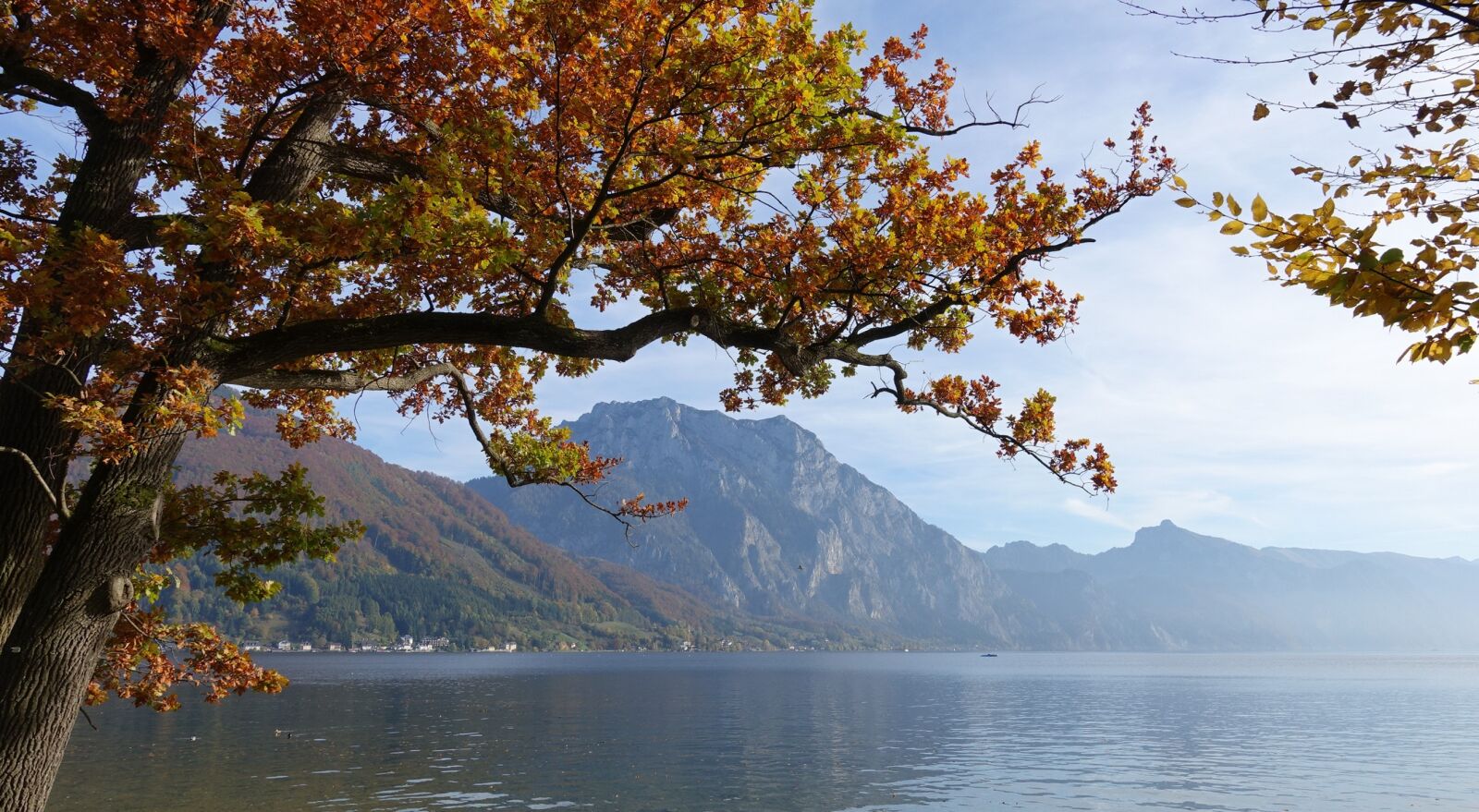 Sony Cyber-shot DSC-RX100 IV sample photo. Traunsee, autumn mood, fall photography