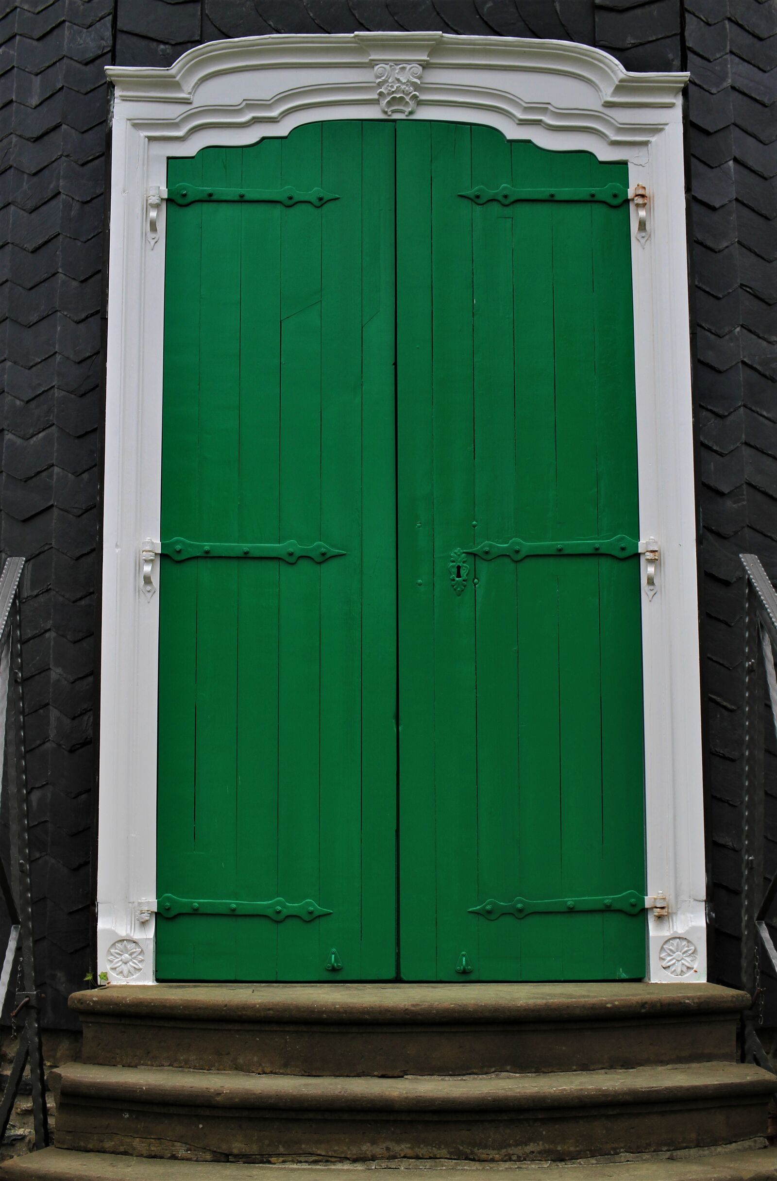 Canon EF-S 35mm F2.8 Macro IS STM sample photo. Door, old, green photography