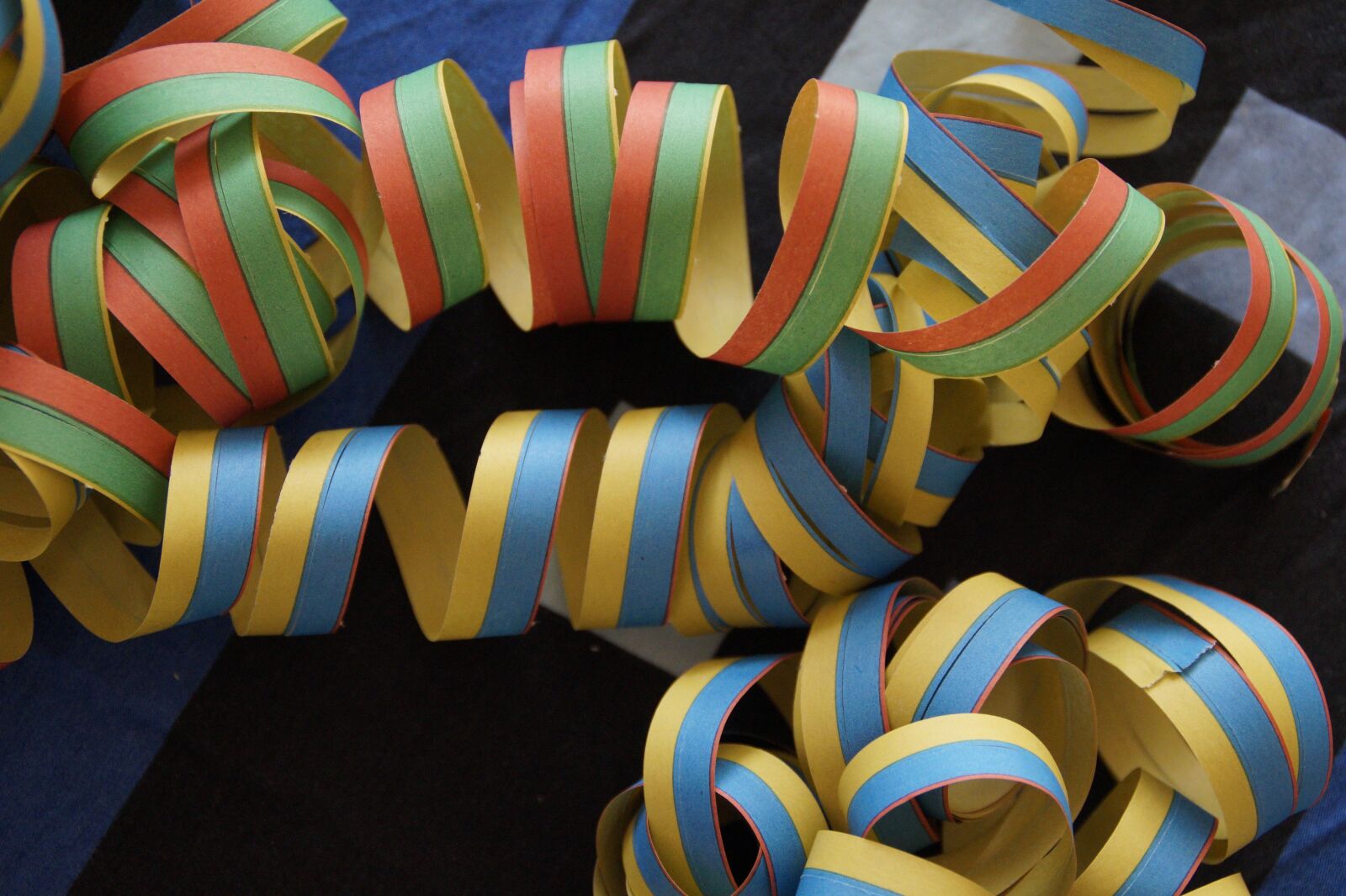 Sony SLT-A58 sample photo. Streamer, colorful, carnival photography