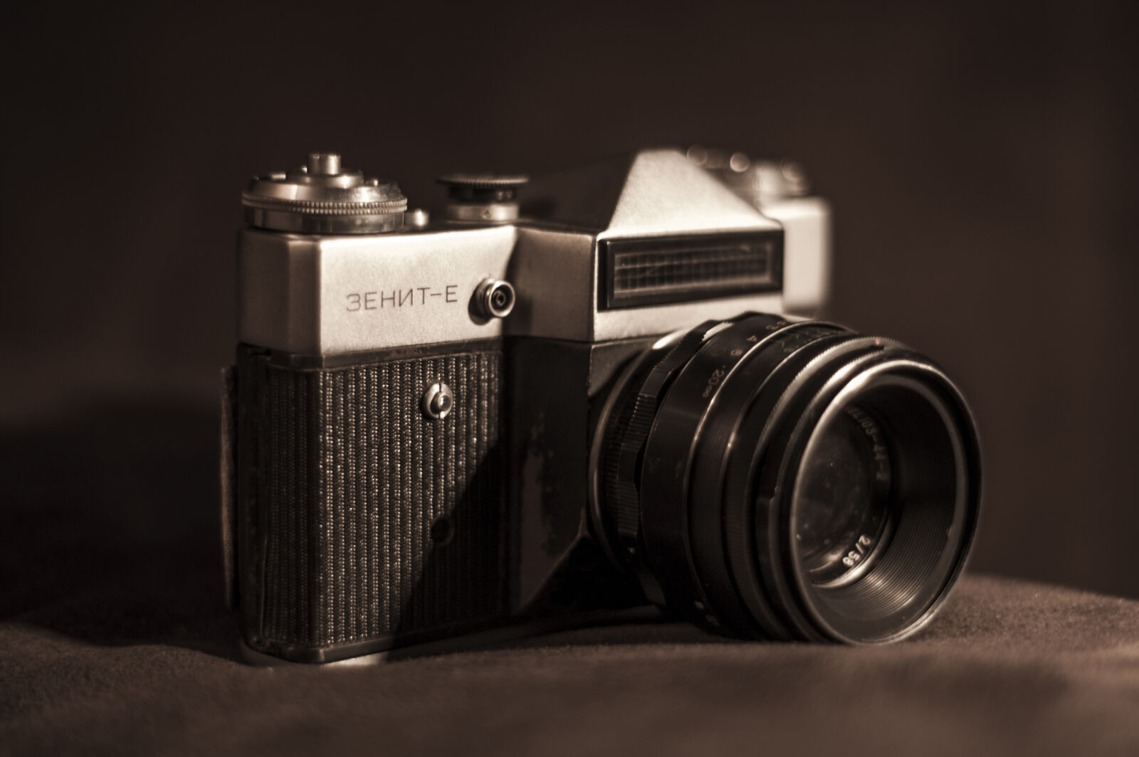 KONICA MINOLTA DYNAX 7D sample photo. Black, and, grey, dslr photography