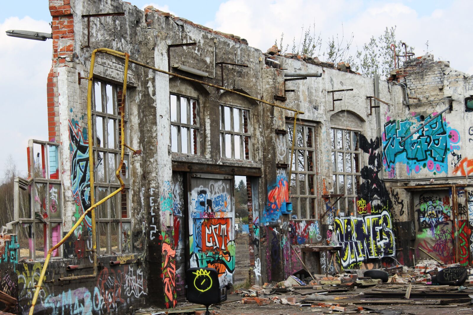 Canon EOS 1200D (EOS Rebel T5 / EOS Kiss X70 / EOS Hi) sample photo. Ruin, decay, building photography