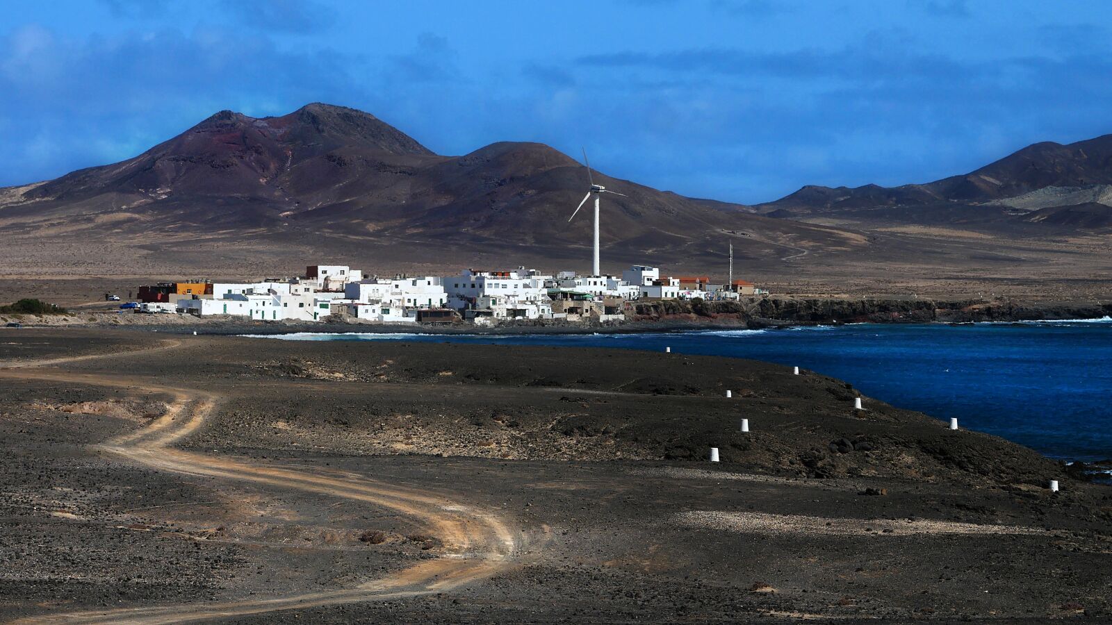 Panasonic Lumix DMC-GX85 (Lumix DMC-GX80 / Lumix DMC-GX7 Mark II) sample photo. Canary islands, path, black photography