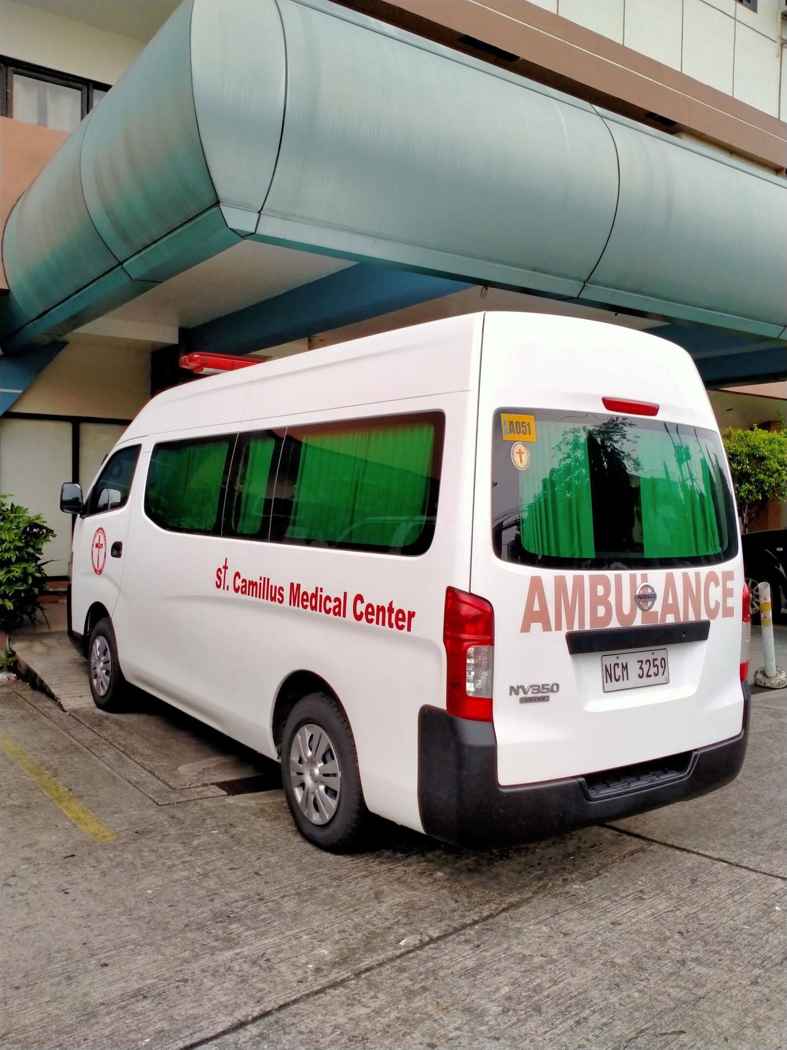 OPPO A5 2020 sample photo. Emergency car, van, hospital photography