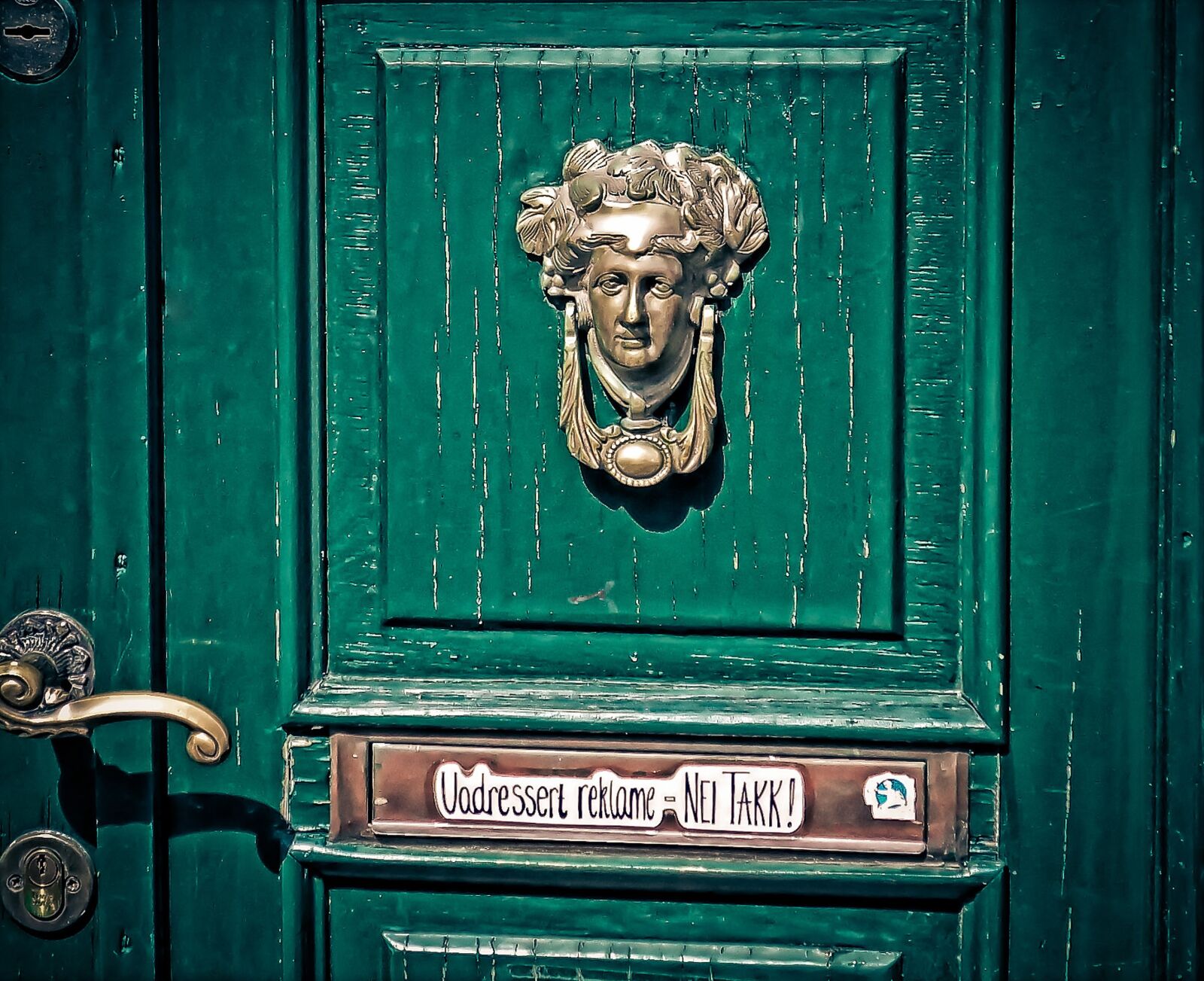 Samsung WB500, WB510 / VLUU WB500 /  HZ10W sample photo. Green, door, architecture photography