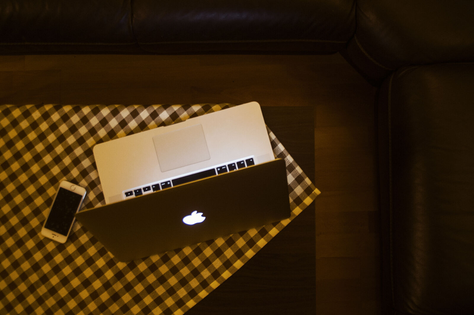 KONICA MINOLTA DYNAX 7D sample photo. Apple, chillout, couch, night photography