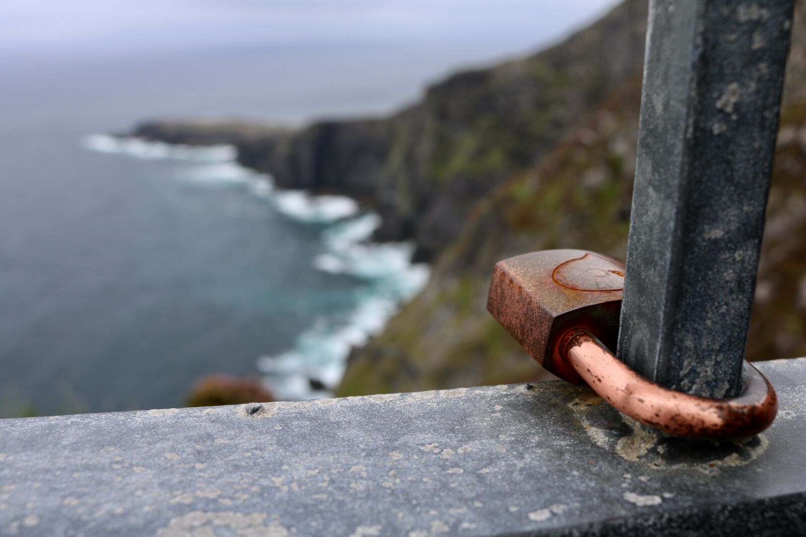 Canon EOS 750D (EOS Rebel T6i / EOS Kiss X8i) sample photo. Love, love castle, padlock photography
