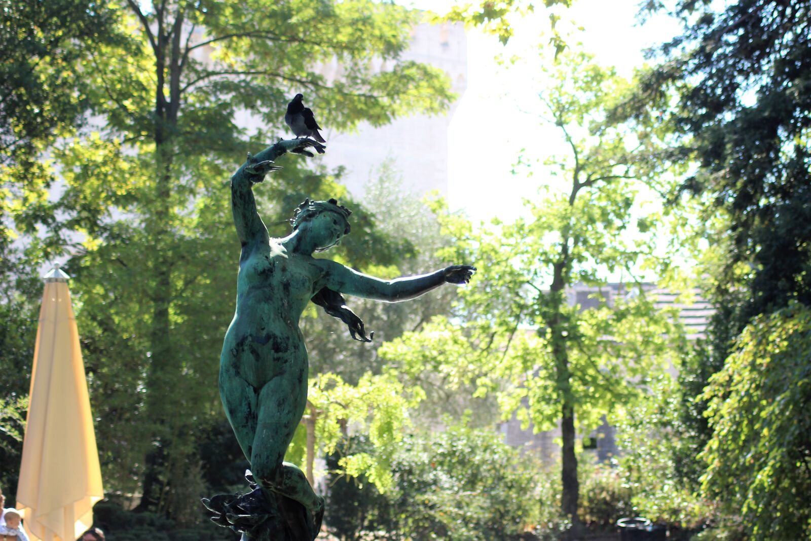 Canon EOS 1200D (EOS Rebel T5 / EOS Kiss X70 / EOS Hi) sample photo. Statue, green, paloma photography