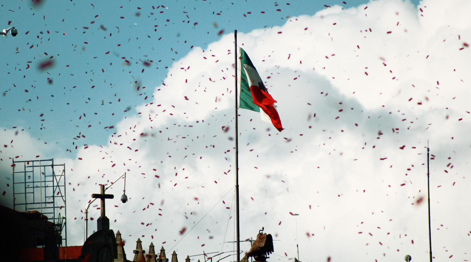 Canon EOS 1200D (EOS Rebel T5 / EOS Kiss X70 / EOS Hi) + Canon EF 75-300mm f/4-5.6 sample photo. Day, of, dead, flag photography