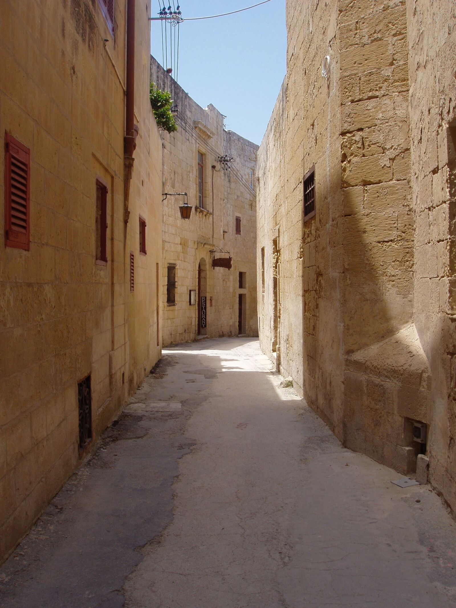 Olympus X-2,C-50Z sample photo. Malta, mdin, alley photography