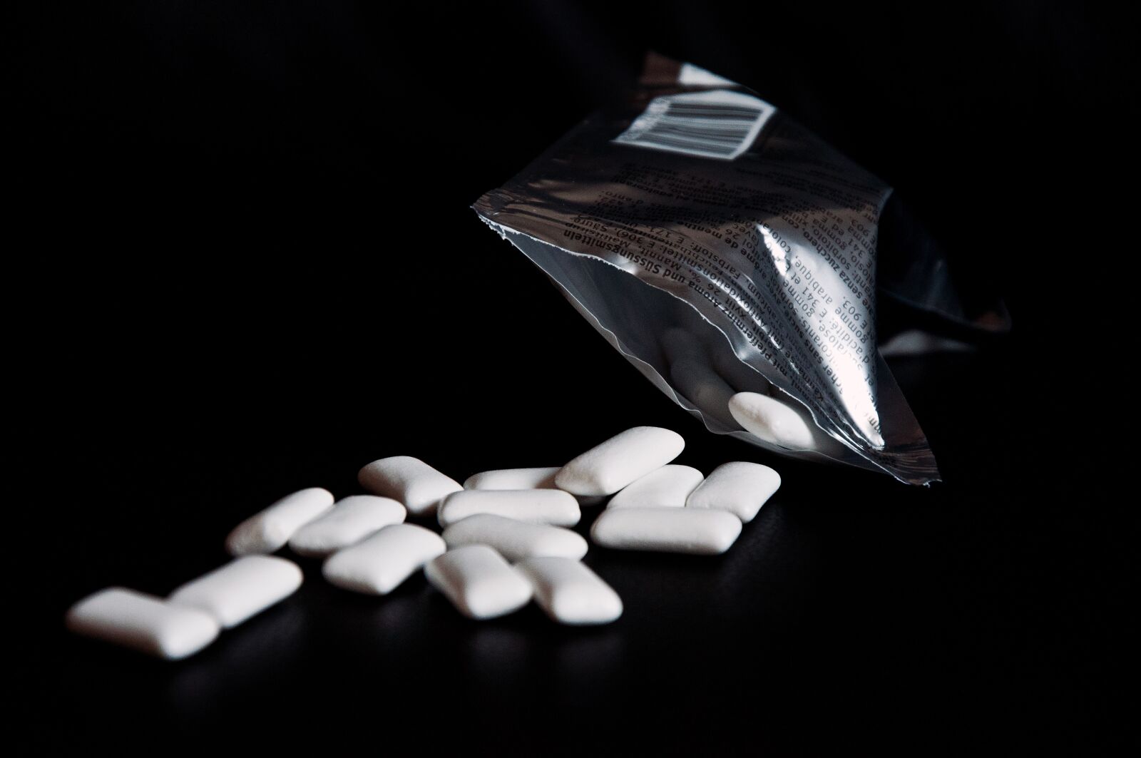 Nikon D90 sample photo. Chewing gum, table, scattered photography