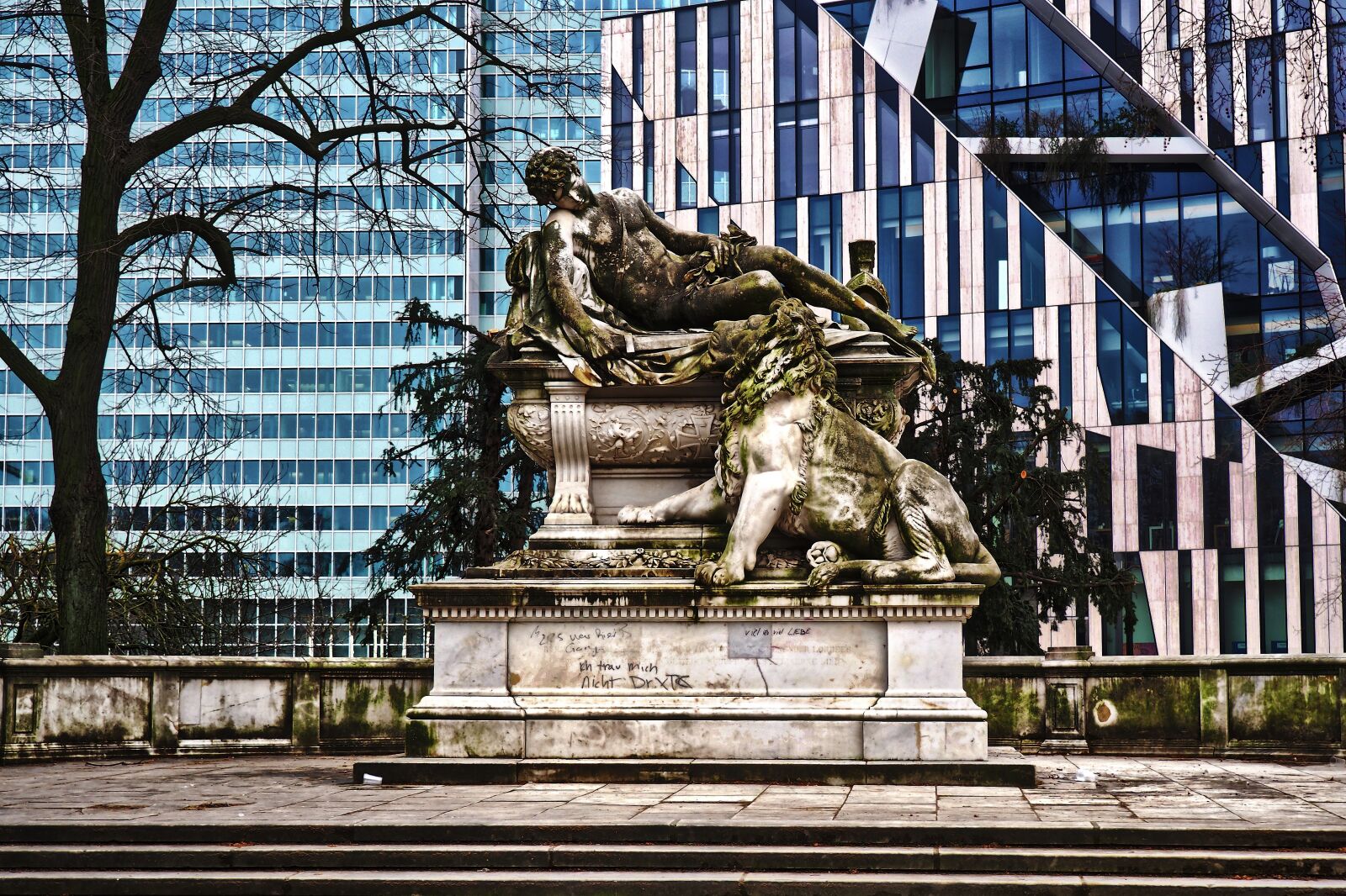 Olympus OM-D E-M10 sample photo. Architecture, city, statue photography