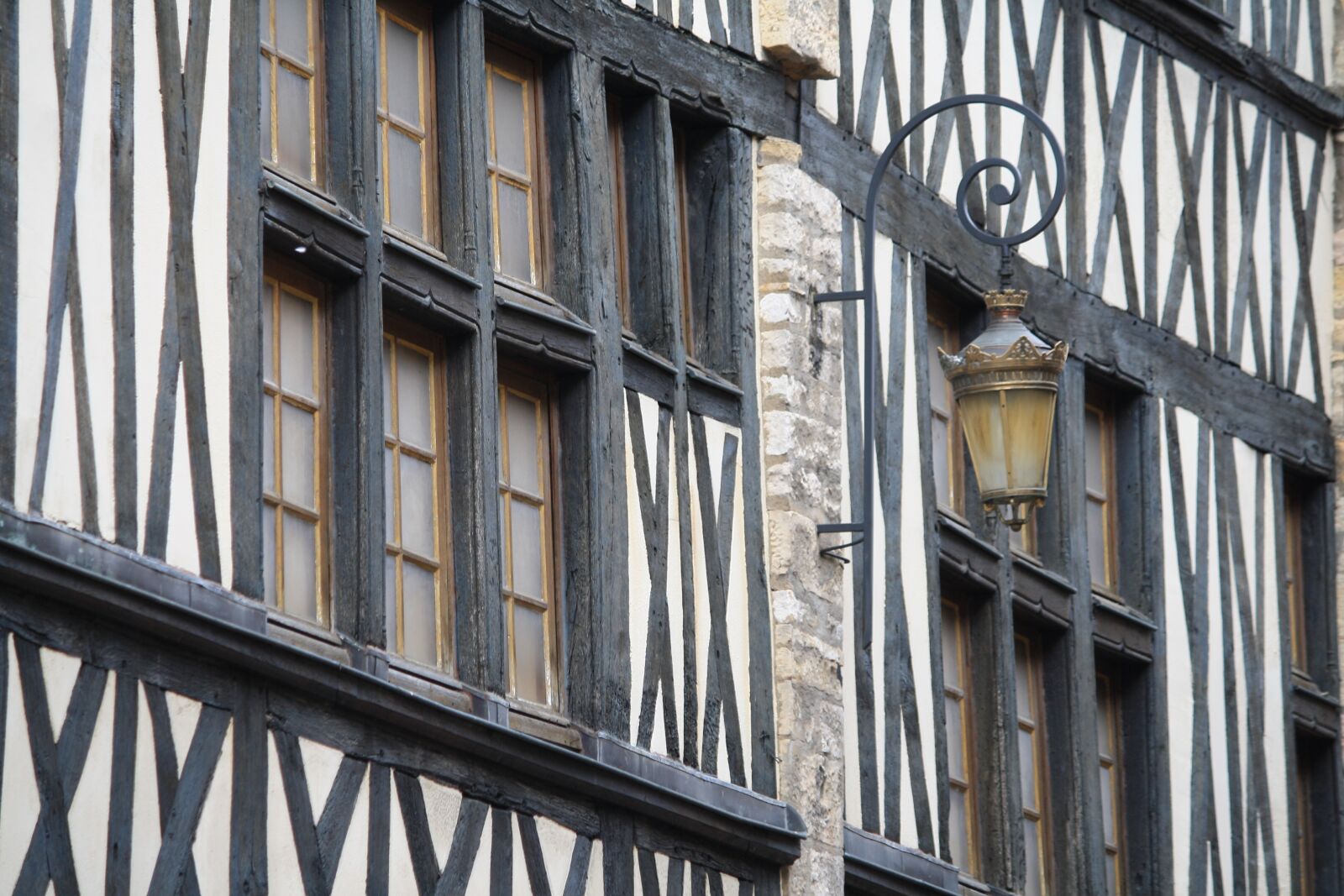 Canon EOS 1000D (EOS Digital Rebel XS / EOS Kiss F) sample photo. Timber-framed, medieval, architecture photography