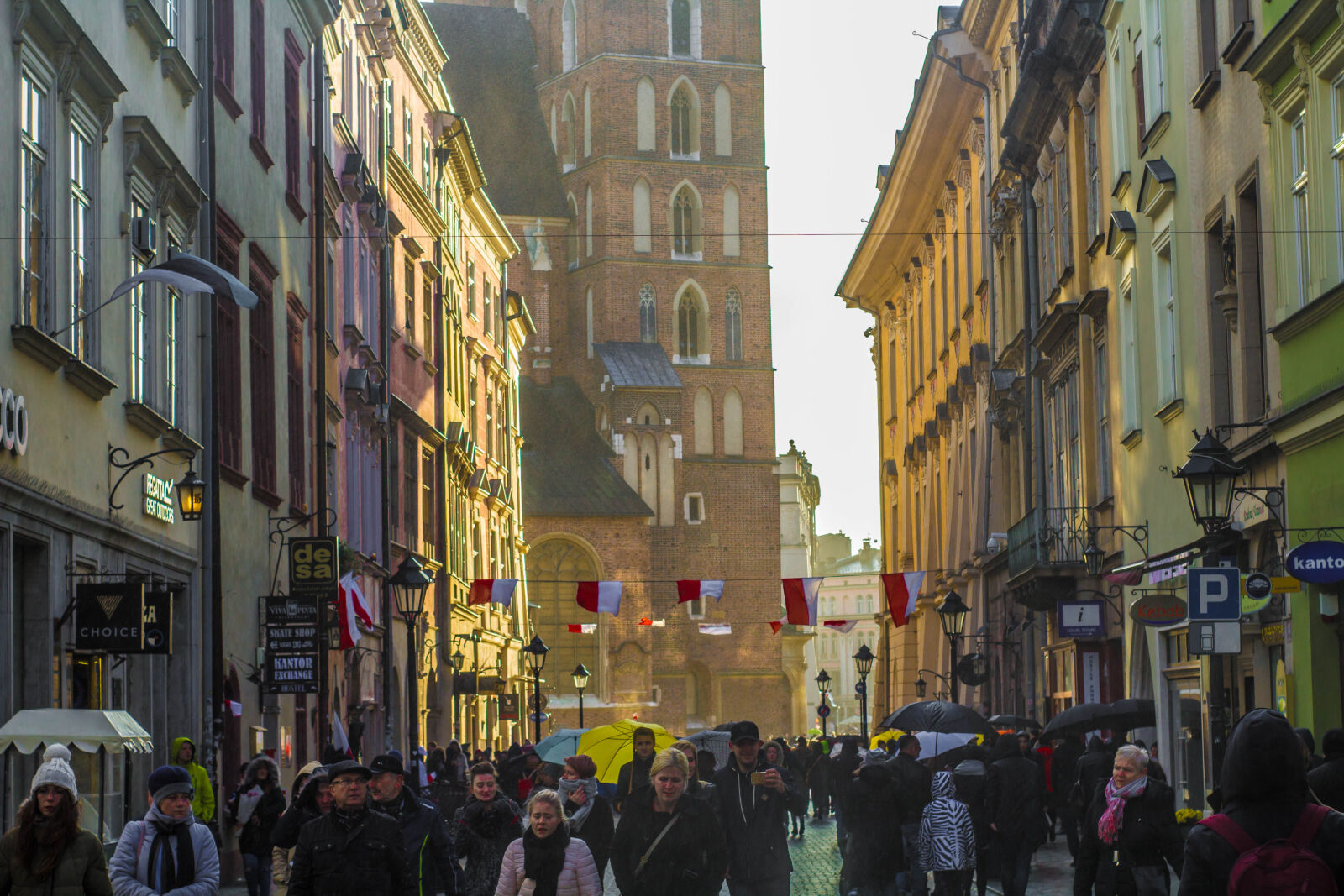 Canon EOS 1200D (EOS Rebel T5 / EOS Kiss X70 / EOS Hi) sample photo. Buildings, cracow, crowd, faces photography