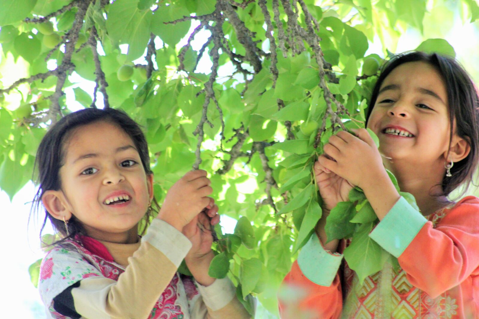 Canon EOS 500D (EOS Rebel T1i / EOS Kiss X3) sample photo. Kids, smiling, happy photography