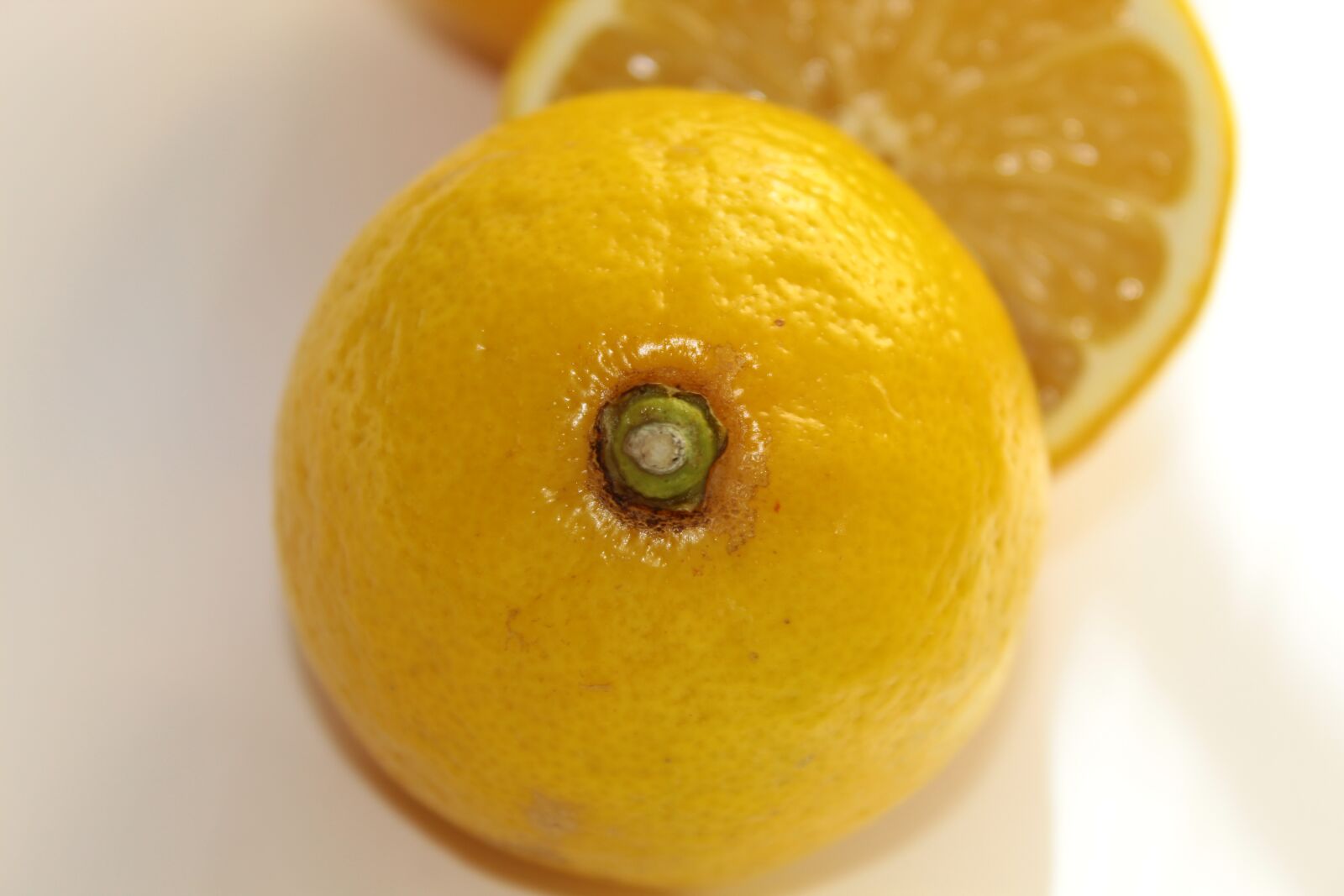 Canon EOS 4000D (EOS Rebel T100 / EOS 3000D) sample photo. Lemon, white, yellow photography