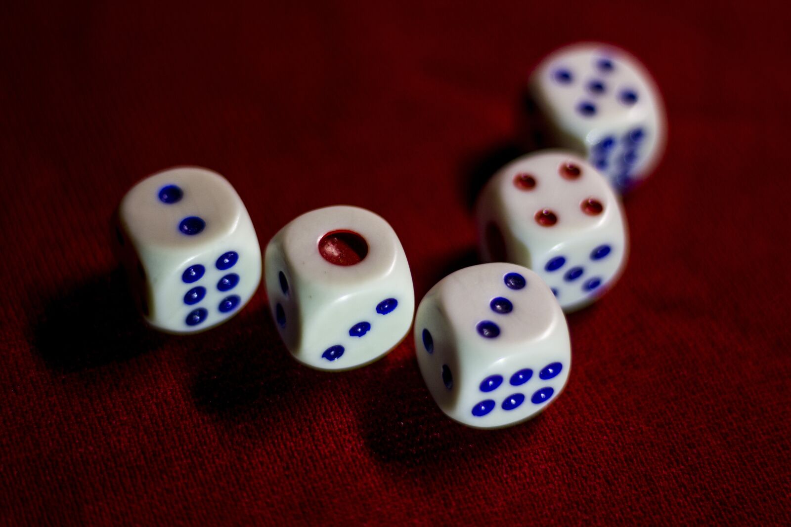 Canon EOS 550D (EOS Rebel T2i / EOS Kiss X4) + Canon EF 50mm F1.8 STM sample photo. Dice, game, chance photography