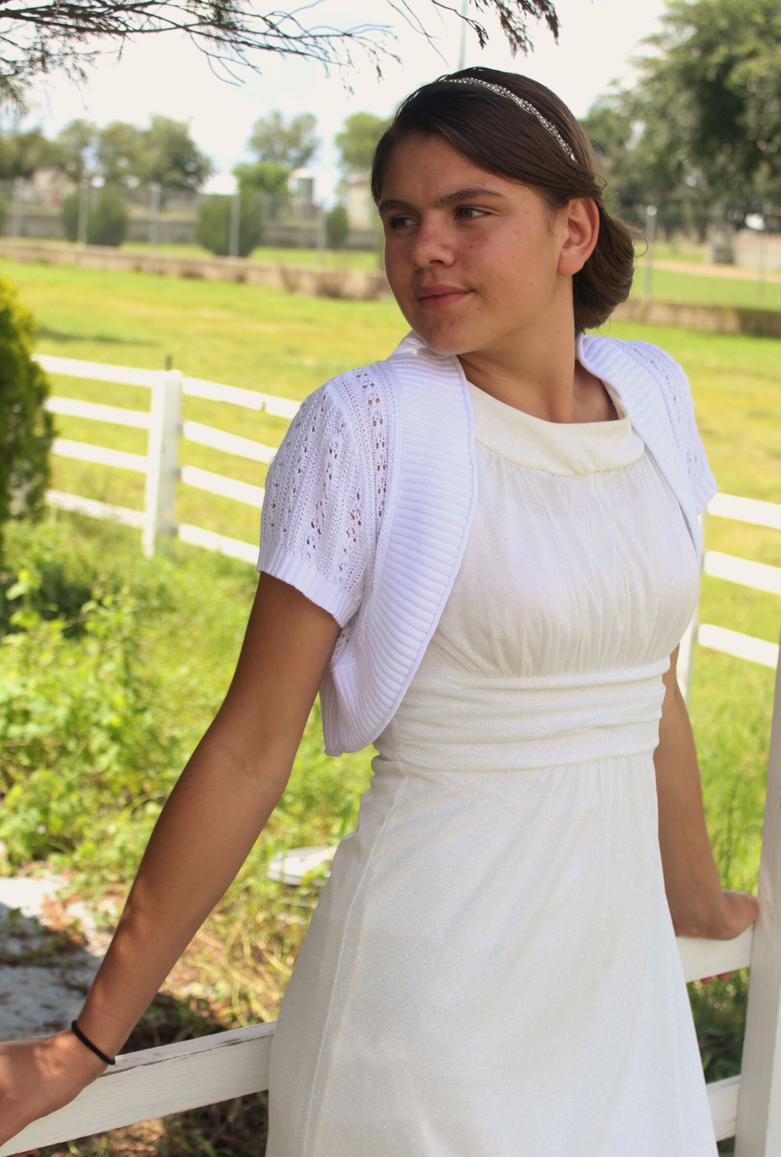 Canon EOS 1200D (EOS Rebel T5 / EOS Kiss X70 / EOS Hi) sample photo. Girl, portriat, white photography