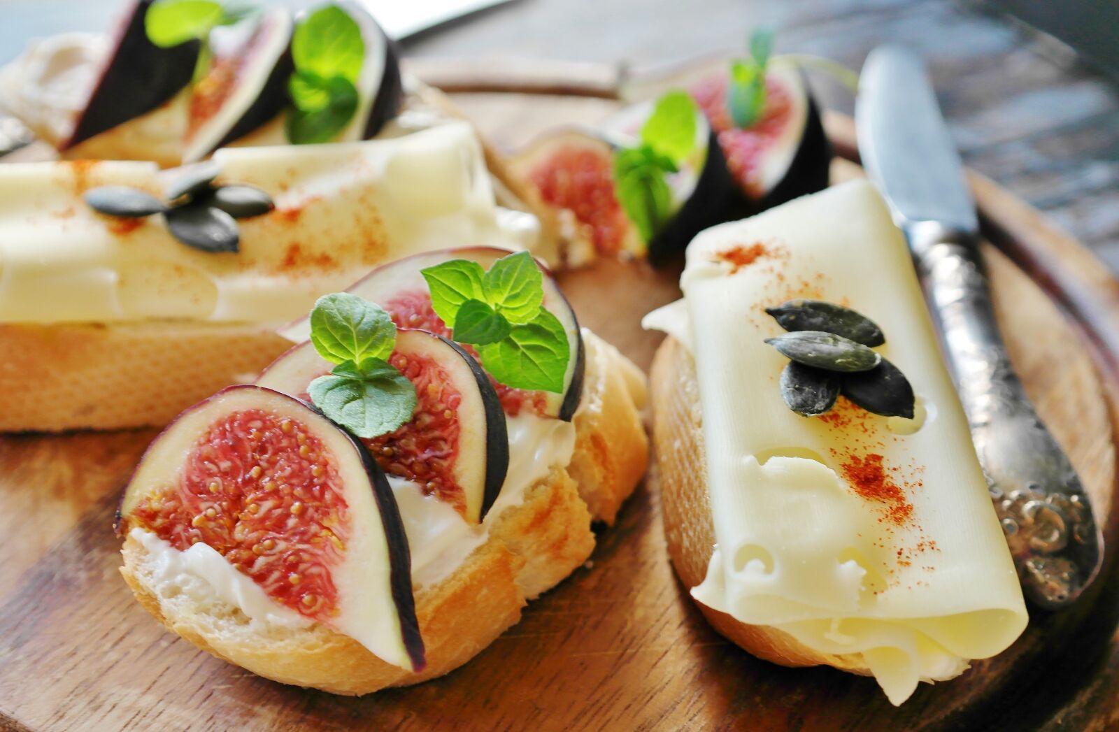 Samsung NX20 sample photo. Fig, cheese, bread photography