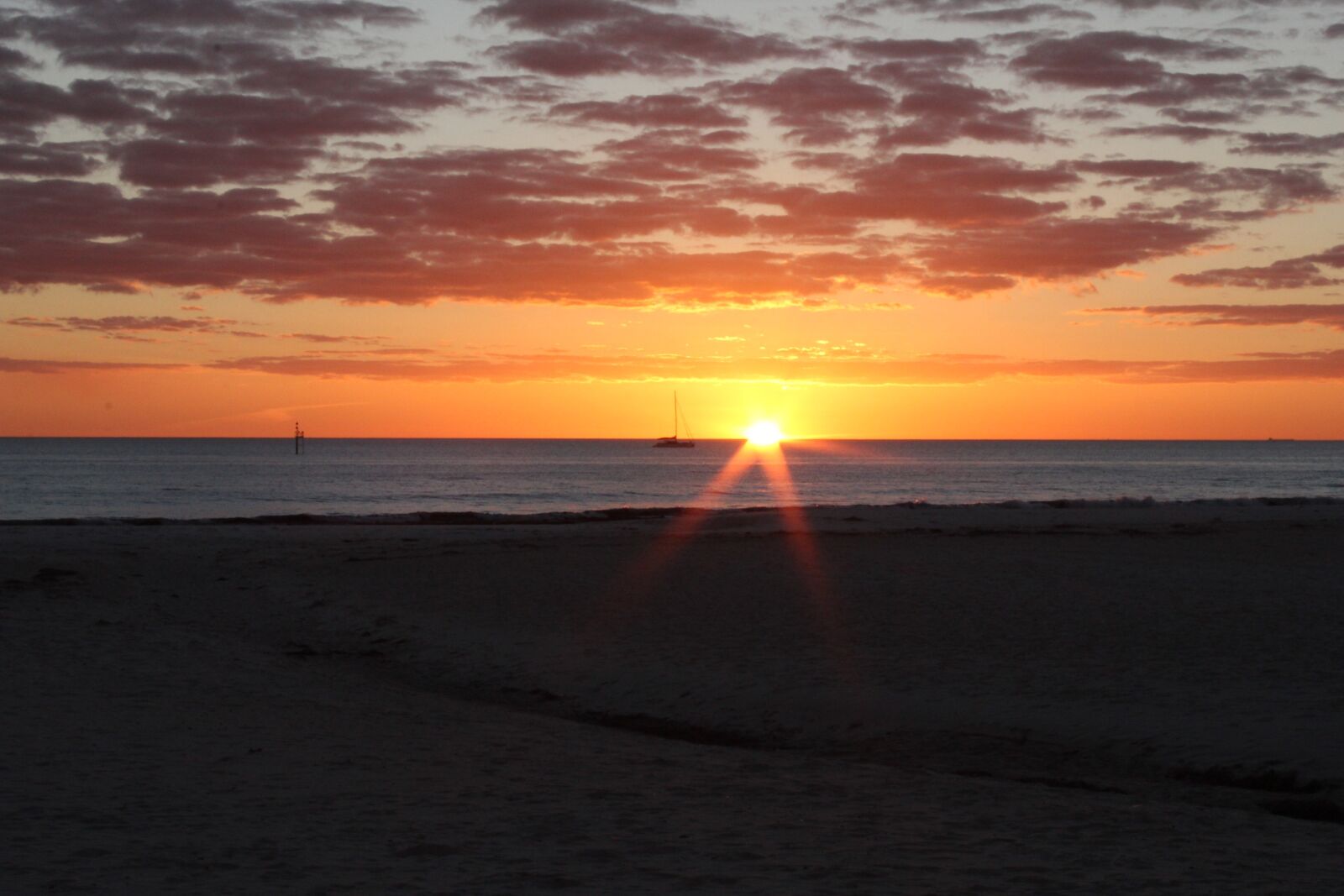 Canon EOS 550D (EOS Rebel T2i / EOS Kiss X4) sample photo. Sunset, beach, orange photography