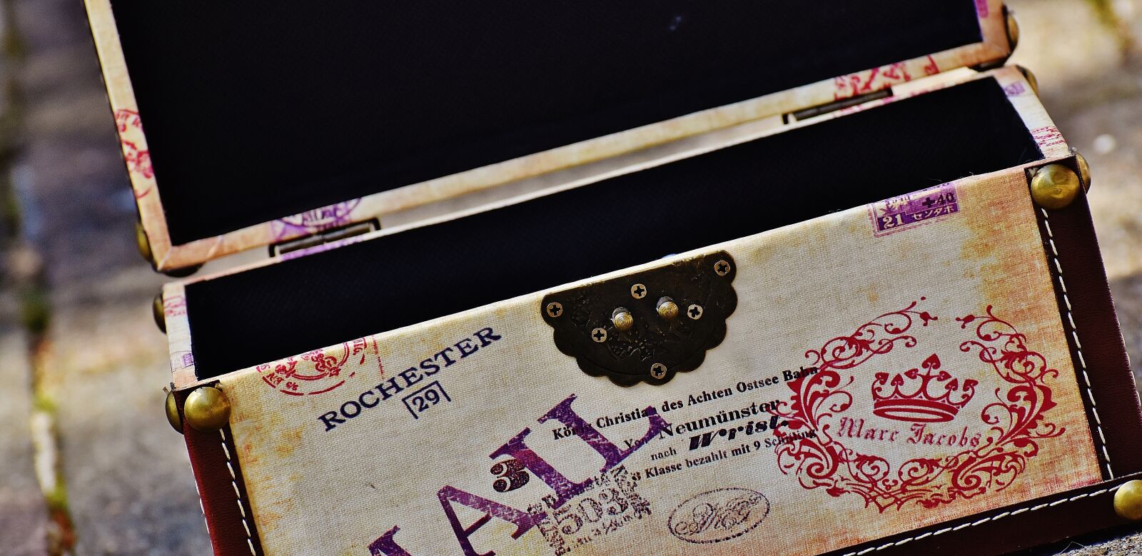 Nikon D7200 sample photo. Chest, luggage, send mail photography