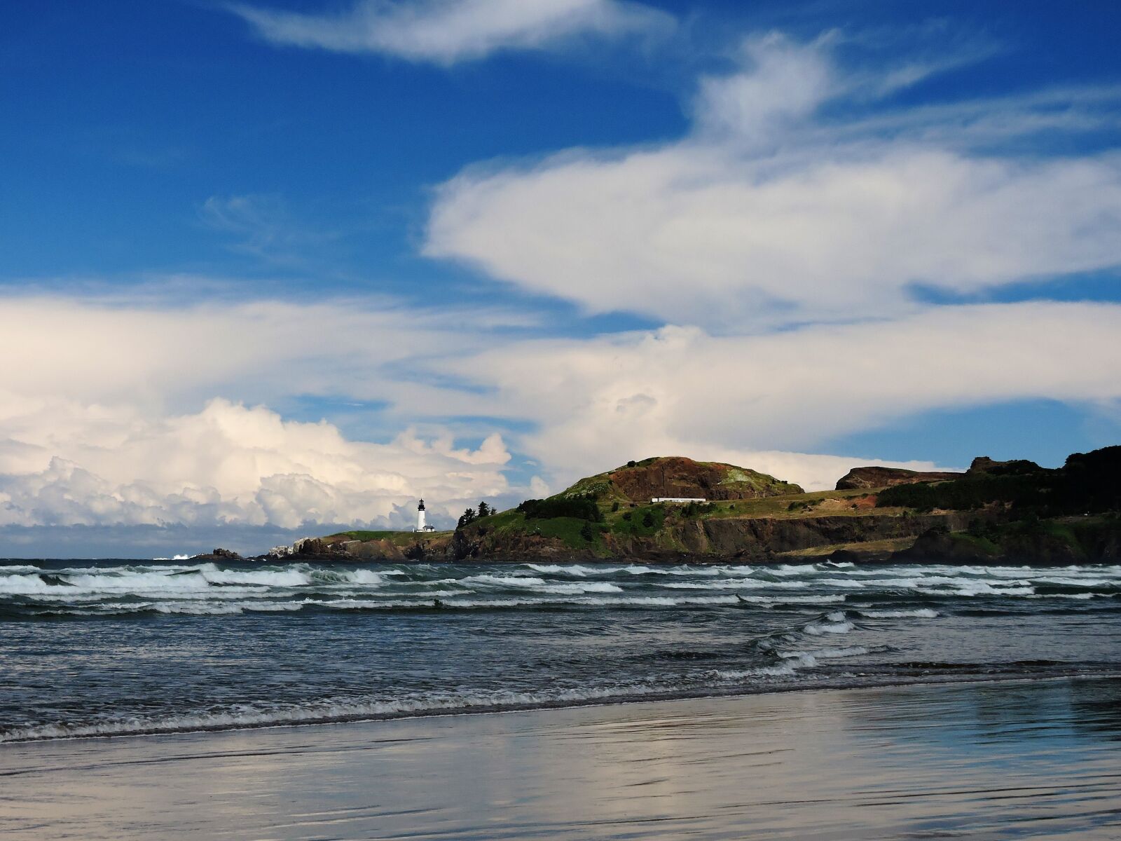 Nikon Coolpix P600 sample photo. Yaquina head, lighthouse, waves photography