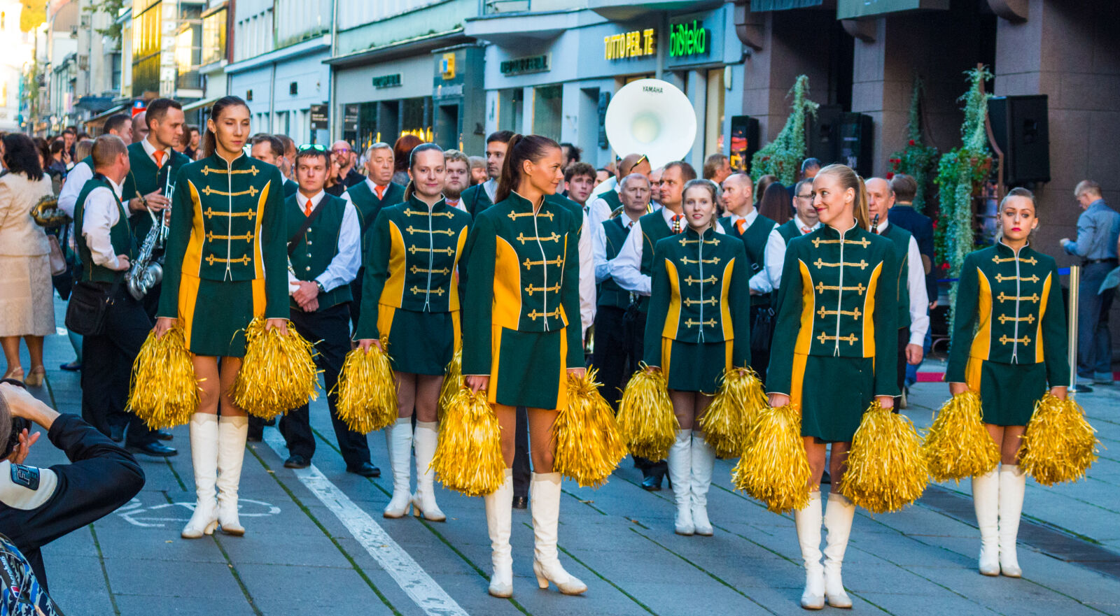 Canon EOS 700D (EOS Rebel T5i / EOS Kiss X7i) sample photo. Band, celebration, costumes, crowd photography